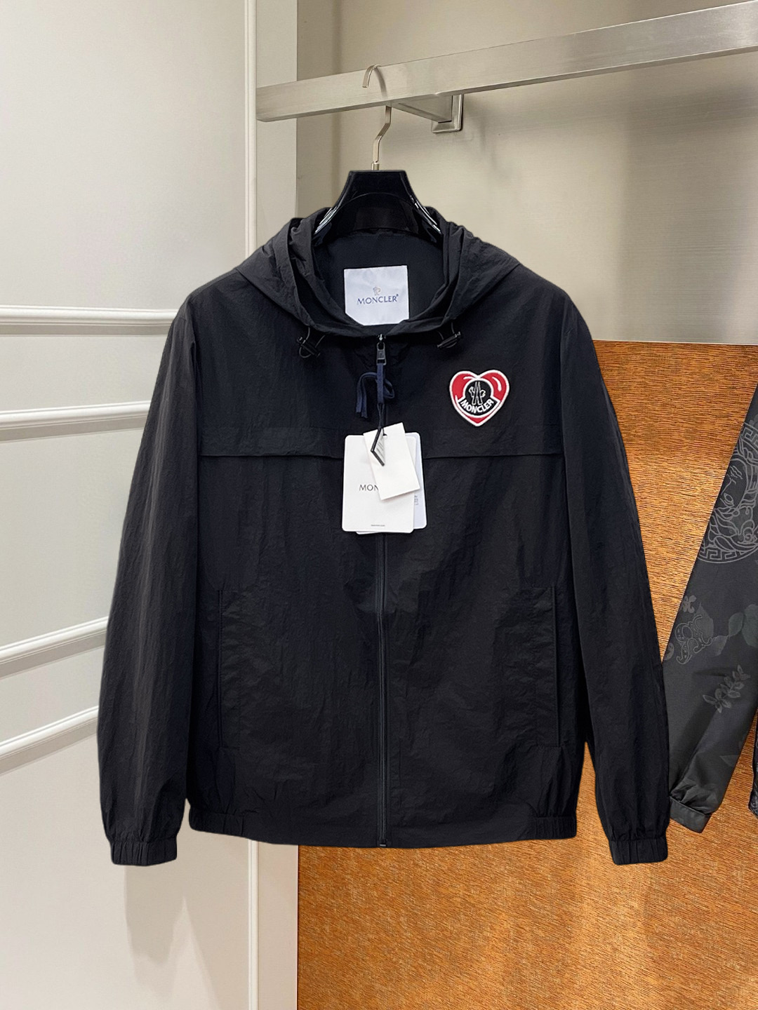 NO:746882,Mengkou 2026 new spring jacket, the new product on the show is in perfect condition, comfortable and warm, complete with three labels, full and attractive color, very outstanding design, easily upgrades the sense of fashion, the workmanship is extremely sophisticated and rigorous, and the wiring is neat and meticulous!  A masterpiece from a famous designer!  The upper body does not look bloated and is super handsome!  Available sizes M ~ XXXL,,Moncler,jackets & coats,jackets & coats,19860909蒙口 2026开春新款夹克外套,秀场新品品相非常完美,舒适保暖,三标齐全色泽饱满诱人,非常出彩的设计,轻松将时髦感进阶,做工极为考究严谨,走线工整细致！大牌设计师巨作！上身不显臃肿、超级帅气！现货码数M ～ XXXL,,Moncler,jackets & coats,jackets & coats,,Men's clothing