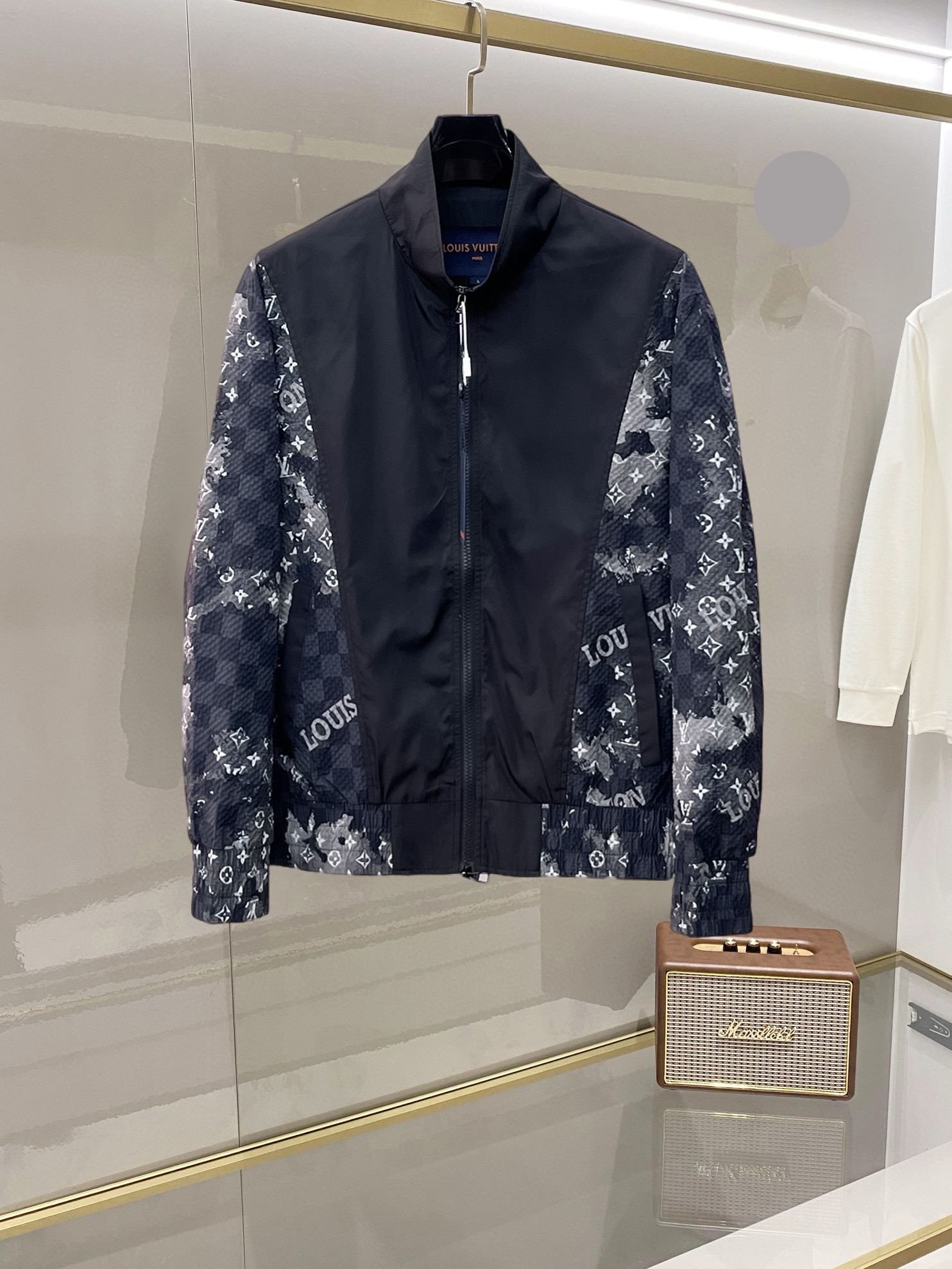 NO:732441,LV 2026 spring new jacket, the new product on the show is in perfect condition, comfortable and warm, complete with three labels, full and attractive color, very outstanding design, easily upgrades the fashion sense, extremely elegant and rigorous workmanship, neat and meticulous wiring!  A masterpiece from a famous designer!  The upper body does not look bloated and is super handsome!  Available size M ~ XXXL,,louis vuitton,jackets & coats,jackets & coats,19860909LV 2026开春新款夹克外套,秀场新品品相非常完美,舒适保暖,三标齐全色泽饱满诱人,非常出彩的设计,轻松将时髦感进阶,做工极为考究严谨,走线工整细致！大牌设计师巨作！上身不显臃肿、超级帅气！现货码数M ～ XXXL,,louis vuitton,jackets & coats,jackets & coats,,Men's clothing