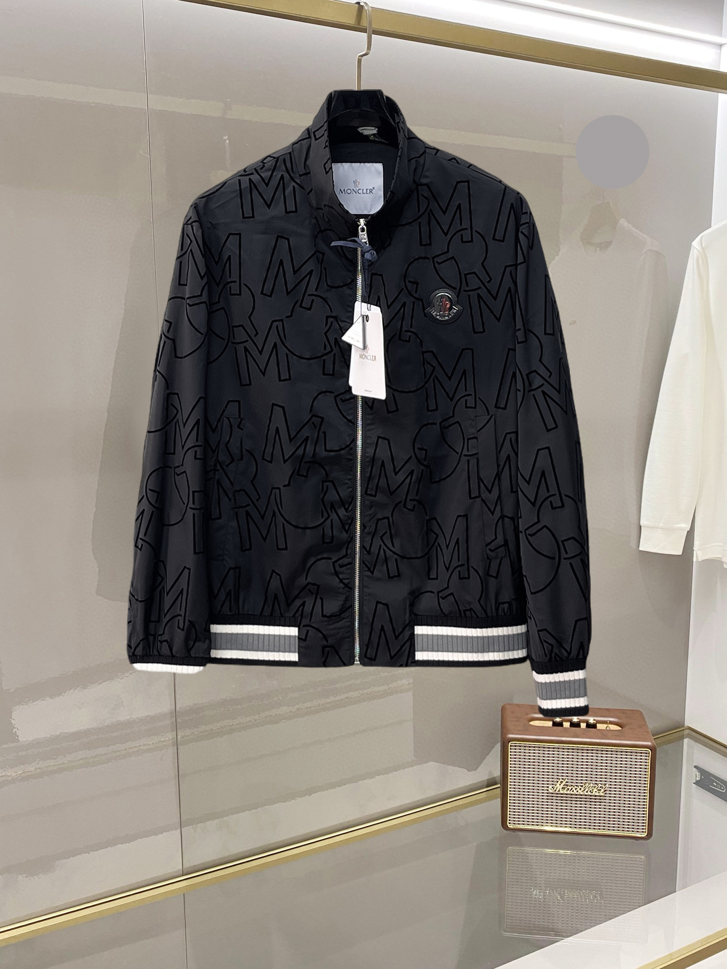 NO:732429,Mengkou 2026 new spring jacket, the new product on the show is in perfect condition, comfortable and warm, complete with three labels, full and attractive color, very outstanding design, easily upgrades the sense of fashion, the workmanship is extremely sophisticated and rigorous, and the wiring is neat and meticulous!  A masterpiece from a famous designer!  The upper body does not look bloated and is super handsome!  Available sizes M ~ XXXL,,Moncler,jackets & coats,jackets & coats,19860909蒙口 2026开春新款夹克外套,秀场新品品相非常完美,舒适保暖,三标齐全色泽饱满诱人,非常出彩的设计,轻松将时髦感进阶,做工极为考究严谨,走线工整细致！大牌设计师巨作！上身不显臃肿、超级帅气！现货码数M ～ XXXL,,Moncler,jackets & coats,jackets & coats,,Men's clothing