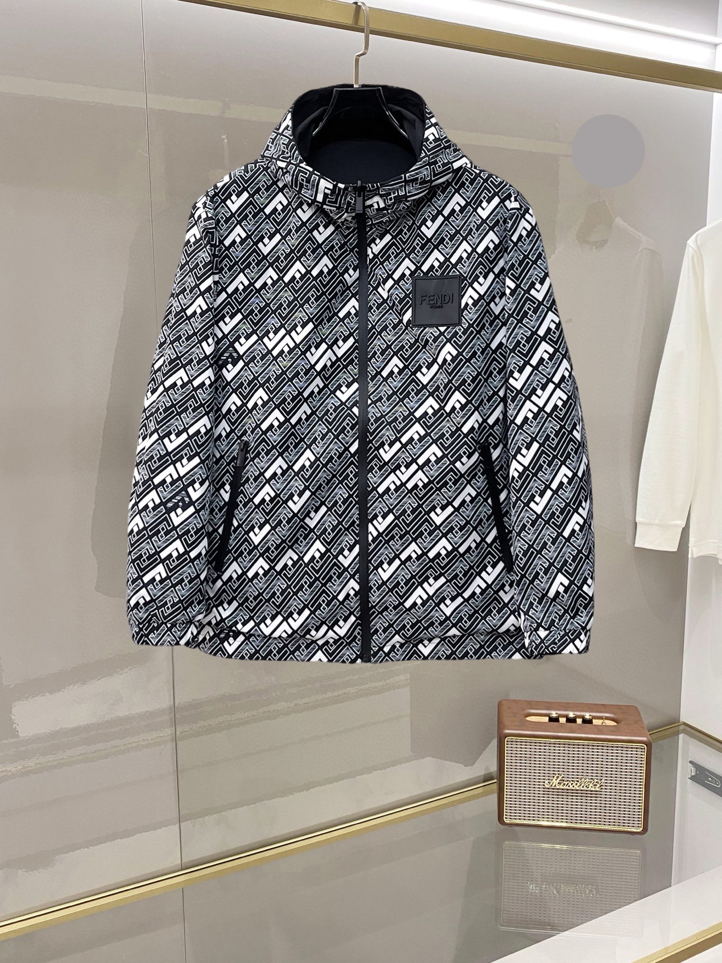 NO:732445,Fendi reversible, 2026 spring new jacket, the new product on the show is in perfect condition, comfortable and warm, complete with three labels, full and attractive color, very outstanding design, easily upgrades the fashion sense, extremely elegant and rigorous workmanship, neat and meticulous wiring!  A masterpiece from a famous designer!  The upper body does not look bloated and is super handsome!  Available sizes M ~ XXXL,,fendi,jackets & coats,jackets & coats,19860909芬迪 双面穿,2026开春新款夹克外套,秀场新品品相非常完美,舒适保暖,三标齐全色泽饱满诱人,非常出彩的设计,轻松将时髦感进阶,做工极为考究严谨,走线工整细致！大牌设计师巨作！上身不显臃肿、超级帅气！现货码数M ～ XXXL,,fendi,jackets & coats,jackets & coats,,Men's clothing