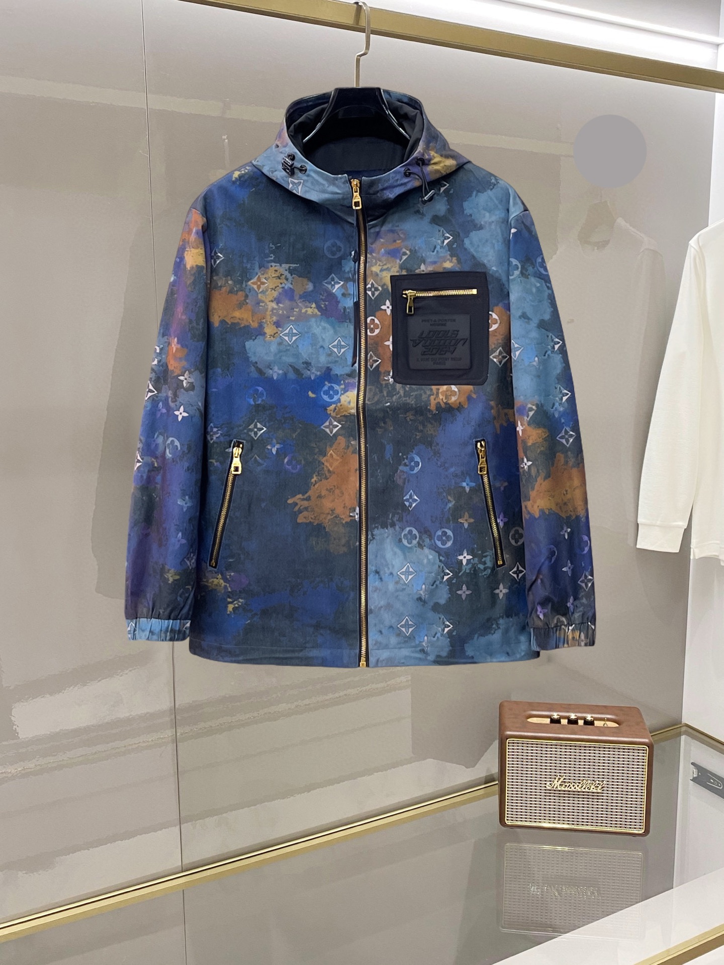 NO:732449,LV 2026 spring new jacket, the new product on the show is in perfect condition, comfortable and warm, complete with three labels, full and attractive color, very outstanding design, easily upgrades the fashion sense, extremely elegant and rigorous workmanship, neat and meticulous wiring!  A masterpiece from a famous designer!  The upper body does not look bloated and is super handsome!  Available size M ~ XXXL,,louis vuitton,jackets & coats,jackets & coats,19860909LV 2026开春新款夹克外套,秀场新品品相非常完美,舒适保暖,三标齐全色泽饱满诱人,非常出彩的设计,轻松将时髦感进阶,做工极为考究严谨,走线工整细致！大牌设计师巨作！上身不显臃肿、超级帅气！现货码数M ～ XXXL,,louis vuitton,jackets & coats,jackets & coats,,Men's clothing