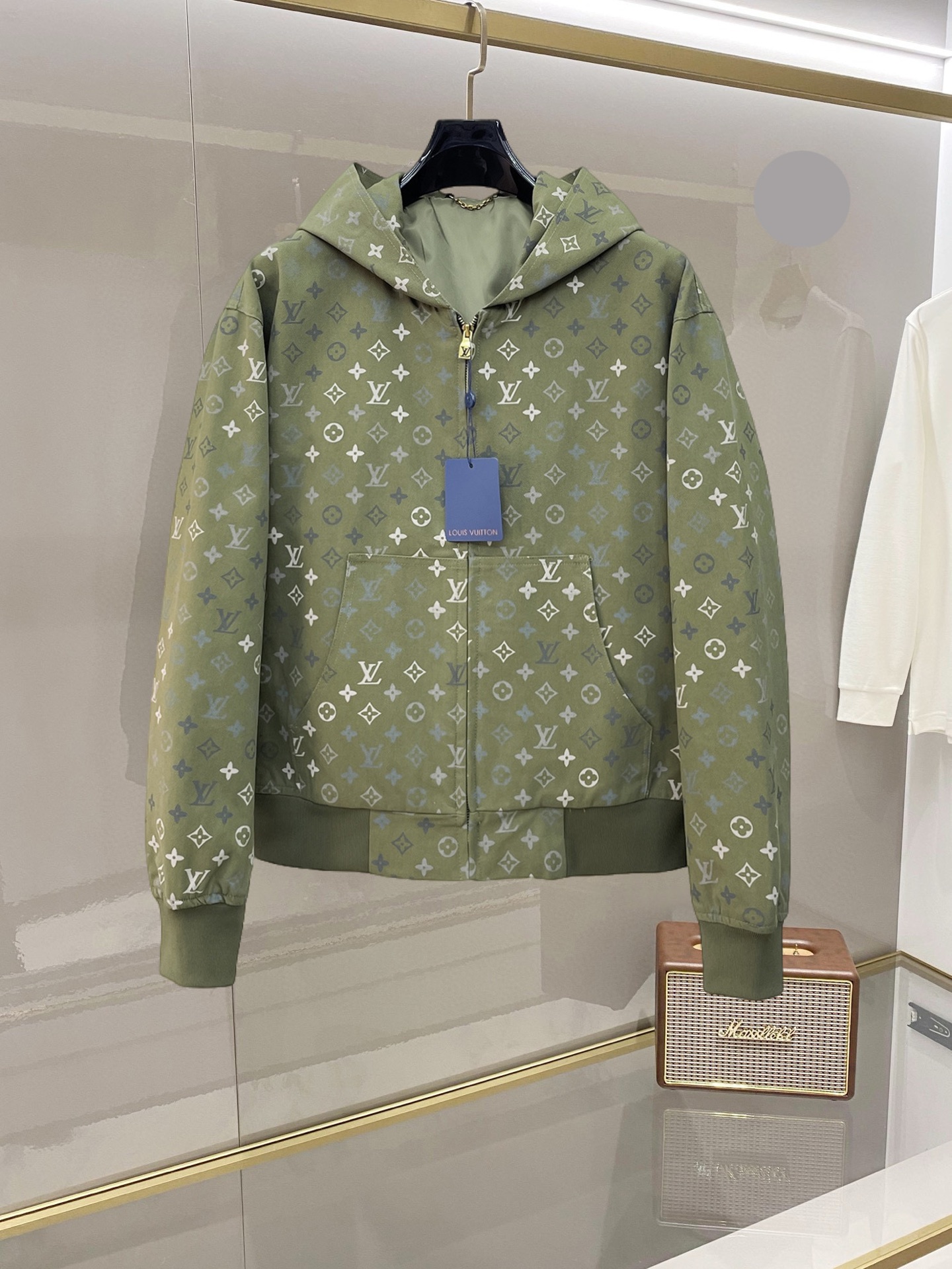 NO:732465,LV 2026 spring new jacket, the new product on the show is in perfect condition, comfortable and warm, complete with three labels, full and attractive color, very outstanding design, easily upgrades the fashion sense, extremely elegant and rigorous workmanship, neat and meticulous wiring!  A masterpiece from a famous designer!  The upper body does not look bloated and is super handsome!  Available size M ~ XXXL,,louis vuitton,jackets & coats,jackets & coats,19860909LV 2026开春新款夹克外套,秀场新品品相非常完美,舒适保暖,三标齐全色泽饱满诱人,非常出彩的设计,轻松将时髦感进阶,做工极为考究严谨,走线工整细致！大牌设计师巨作！上身不显臃肿、超级帅气！现货码数M ～ XXXL,,louis vuitton,jackets & coats,jackets & coats,,Men's clothing