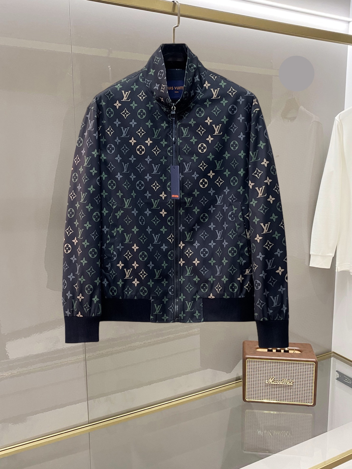 NO:732457,LV 2026 spring new jacket, the new product on the show is in perfect condition, comfortable and warm, complete with three labels, full and attractive color, very outstanding design, easily upgrades the fashion sense, extremely elegant and rigorous workmanship, neat and meticulous wiring!  A masterpiece from a famous designer!  The upper body does not look bloated and is super handsome!  Available size M ~ XXXL,,louis vuitton,jackets & coats,jackets & coats,19860909LV 2026开春新款夹克外套,秀场新品品相非常完美,舒适保暖,三标齐全色泽饱满诱人,非常出彩的设计,轻松将时髦感进阶,做工极为考究严谨,走线工整细致！大牌设计师巨作！上身不显臃肿、超级帅气！现货码数M ～ XXXL,,louis vuitton,jackets & coats,jackets & coats,,Men's clothing