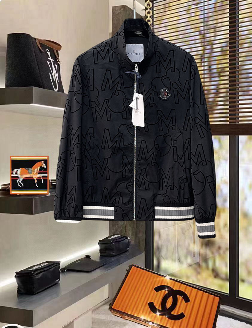 NO:734455,Mengkou 2026 spring new original men's hooded windbreaker jacket, sold simultaneously on the official website, popular model, high version, fashionable and versatile, triangle logo design embroidered on the chest, using original imported polyester fiber memory fabric, soft and delicate feel, comfortable upper body, original imported lettering hardware accessories, OEM factory finely made with smooth lines, exquisite craftsmanship, awesome version, very fashionable and handsome with any combination, highly recommended!  Counter sizes M-3XL (the largest size can wear about 200 pounds, please state your height and weight when placing an order),,Moncler,jackets & coats,jackets & coats,hats,19860909蒙口 2026开春新款原单男士连帽风衣夹克外套 官网同步售卖 爆款 高版本 时尚百搭 胸前绣三角logo标设计 采用原版进口聚酯纤维记忆面料手感柔软细腻 上身舒适 客供原版进口刻字五金辅料配件,代工厂精细做线条流畅,工艺精致,版型超赞,随意搭配都非常时尚帅气强烈推荐哦！专柜尺码M-3XL（最大码可穿200斤左右 下单请报身高体重),,Moncler,jackets & coats,jackets & coats,hats,,Men's clothing