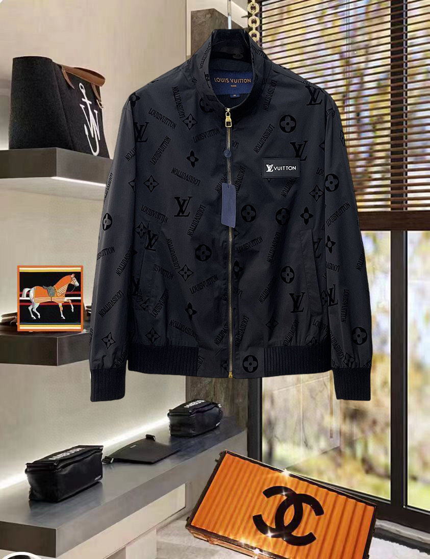 NO:734431,LV 2026 new spring new original men's hooded windbreaker jacket, sold simultaneously on the official website, popular model, high version, fashionable and versatile, triangle logo design embroidered on the chest, made of original imported polyester fiber memory fabric, soft and delicate to the touch, comfortable on the upper body, original imported lettering hardware accessories, OEM factory finely made with smooth lines, exquisite craftsmanship, awesome version, casual matching is very fashionable and handsome, highly recommended!  Counter sizes M-3XL (the largest size can wear about 200 pounds, please state your height and weight when placing an order),,louis vuitton,jackets & coats,jackets & coats,hats,19860909LV 2026开春新款原单男士连帽风衣夹克外套 官网同步售卖 爆款 高版本 时尚百搭 胸前绣三角logo标设计 采用原版进口聚酯纤维记忆面料手感柔软细腻 上身舒适 客供原版进口刻字五金辅料配件,代工厂精细做线条流畅,工艺精致,版型超赞,随意搭配都非常时尚帅气强烈推荐哦！专柜尺码M-3XL（最大码可穿200斤左右 下单请报身高体重),,louis vuitton,jackets & coats,jackets & coats,hats,,Men's clothing