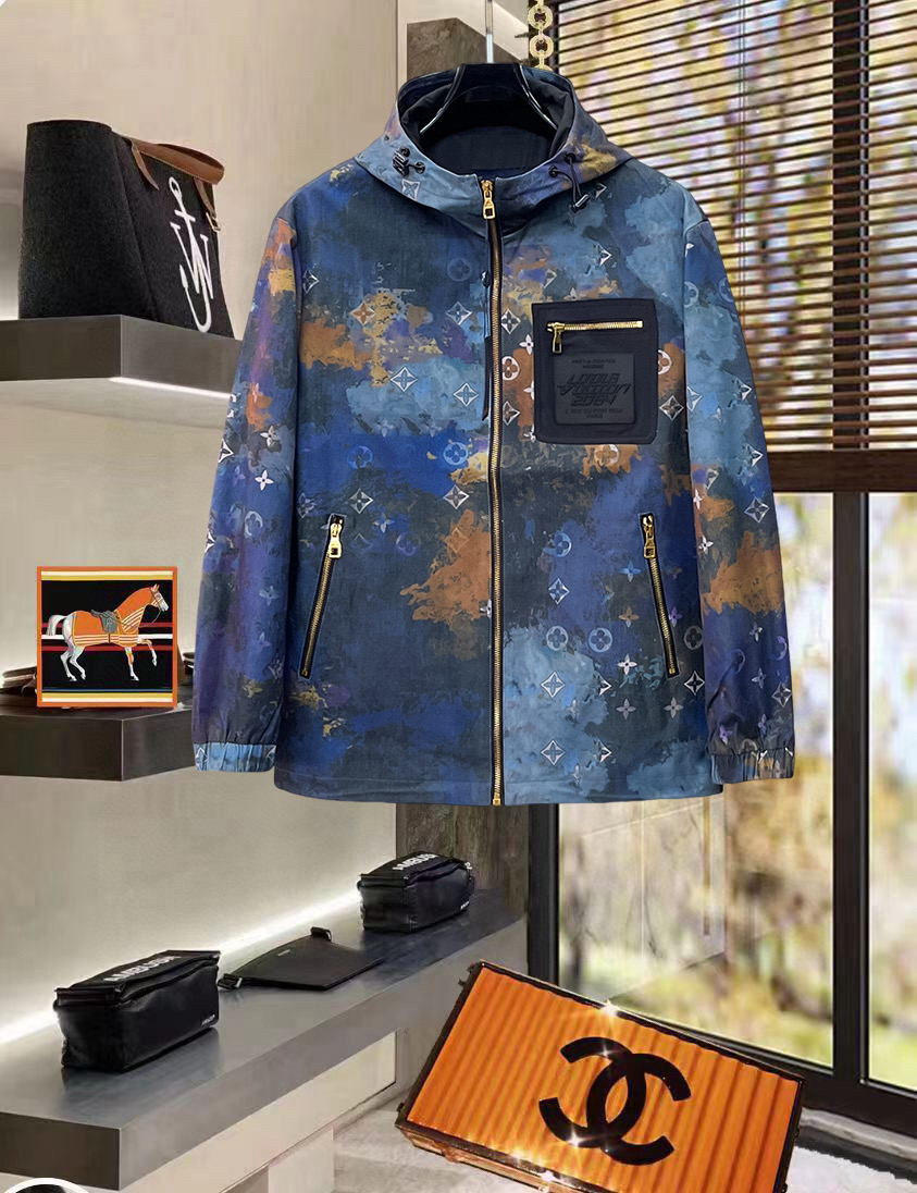 NO:734440,LV 2026 new spring new original men's hooded windbreaker jacket, sold simultaneously on the official website, popular model, high version, fashionable and versatile, triangle logo design embroidered on the chest, made of original imported polyester fiber memory fabric, soft and delicate to the touch, comfortable on the upper body, original imported lettering hardware accessories, OEM factory finely made with smooth lines, exquisite craftsmanship, awesome version, casual matching is very fashionable and handsome, highly recommended!  Counter sizes M-3XL (the largest size can wear about 200 pounds, please state your height and weight when placing an order),,louis vuitton,jackets & coats,jackets & coats,hats,19860909LV 2026开春新款原单男士连帽风衣夹克外套 官网同步售卖 爆款 高版本 时尚百搭 胸前绣三角logo标设计 采用原版进口聚酯纤维记忆面料手感柔软细腻 上身舒适 客供原版进口刻字五金辅料配件,代工厂精细做线条流畅,工艺精致,版型超赞,随意搭配都非常时尚帅气强烈推荐哦！专柜尺码M-3XL（最大码可穿200斤左右 下单请报身高体重),,louis vuitton,jackets & coats,jackets & coats,hats,,Men's clothing