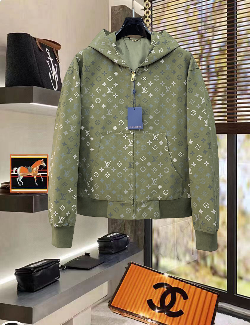 NO:734450,LV 2026 new spring new original men's hooded windbreaker jacket, sold simultaneously on the official website, popular model, high version, fashionable and versatile, triangle logo design embroidered on the chest, made of original imported polyester fiber memory fabric, soft and delicate to the touch, comfortable on the upper body, original imported lettering hardware accessories, OEM factory finely made with smooth lines, exquisite craftsmanship, awesome version, casual matching is very fashionable and handsome, highly recommended!  Counter sizes M-3XL (the largest size can wear about 200 pounds, please state your height and weight when placing an order),,louis vuitton,jackets & coats,jackets & coats,hats,19860909LV 2026开春新款原单男士连帽风衣夹克外套 官网同步售卖 爆款 高版本 时尚百搭 胸前绣三角logo标设计 采用原版进口聚酯纤维记忆面料手感柔软细腻 上身舒适 客供原版进口刻字五金辅料配件,代工厂精细做线条流畅,工艺精致,版型超赞,随意搭配都非常时尚帅气强烈推荐哦！专柜尺码M-3XL（最大码可穿200斤左右 下单请报身高体重),,louis vuitton,jackets & coats,jackets & coats,hats,,Men's clothing