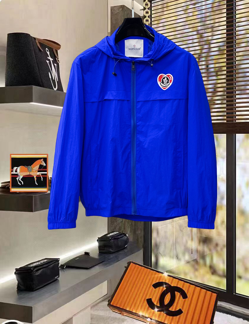 NO:734445,Mengkou 2026 spring new original men's hooded windbreaker jacket, sold simultaneously on the official website, popular model, high version, fashionable and versatile, triangle logo design embroidered on the chest, using original imported polyester fiber memory fabric, soft and delicate feel, comfortable upper body, original imported lettering hardware accessories, OEM factory finely made with smooth lines, exquisite craftsmanship, awesome version, very fashionable and handsome with any combination, highly recommended!  Counter sizes M-3XL (the largest size can wear about 200 pounds, please state your height and weight when placing an order),,Moncler,jackets & coats,jackets & coats,hats,19860909蒙口 2026开春新款原单男士连帽风衣夹克外套 官网同步售卖 爆款 高版本 时尚百搭 胸前绣三角logo标设计 采用原版进口聚酯纤维记忆面料手感柔软细腻 上身舒适 客供原版进口刻字五金辅料配件,代工厂精细做线条流畅,工艺精致,版型超赞,随意搭配都非常时尚帅气强烈推荐哦！专柜尺码M-3XL（最大码可穿200斤左右 下单请报身高体重),,Moncler,jackets & coats,jackets & coats,hats,,Men's clothing