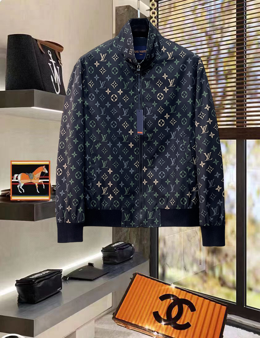 NO:734342,LV 2026 new spring new original men's hooded windbreaker jacket, sold simultaneously on the official website, popular model, high version, fashionable and versatile, triangle logo design embroidered on the chest, made of original imported polyester fiber memory fabric, soft and delicate to the touch, comfortable on the upper body, original imported lettering hardware accessories, OEM factory finely made with smooth lines, exquisite craftsmanship, awesome version, casual matching is very fashionable and handsome, highly recommended!  Counter sizes M-3XL (the largest size can wear about 200 pounds, please state your height and weight when placing an order),,louis vuitton,jackets & coats,jackets & coats,hats,19860909LV 2026开春新款原单男士连帽风衣夹克外套 官网同步售卖 爆款 高版本 时尚百搭 胸前绣三角logo标设计 采用原版进口聚酯纤维记忆面料手感柔软细腻 上身舒适 客供原版进口刻字五金辅料配件,代工厂精细做线条流畅,工艺精致,版型超赞,随意搭配都非常时尚帅气强烈推荐哦！专柜尺码M-3XL（最大码可穿200斤左右 下单请报身高体重),,louis vuitton,jackets & coats,jackets & coats,hats,,Men's clothing