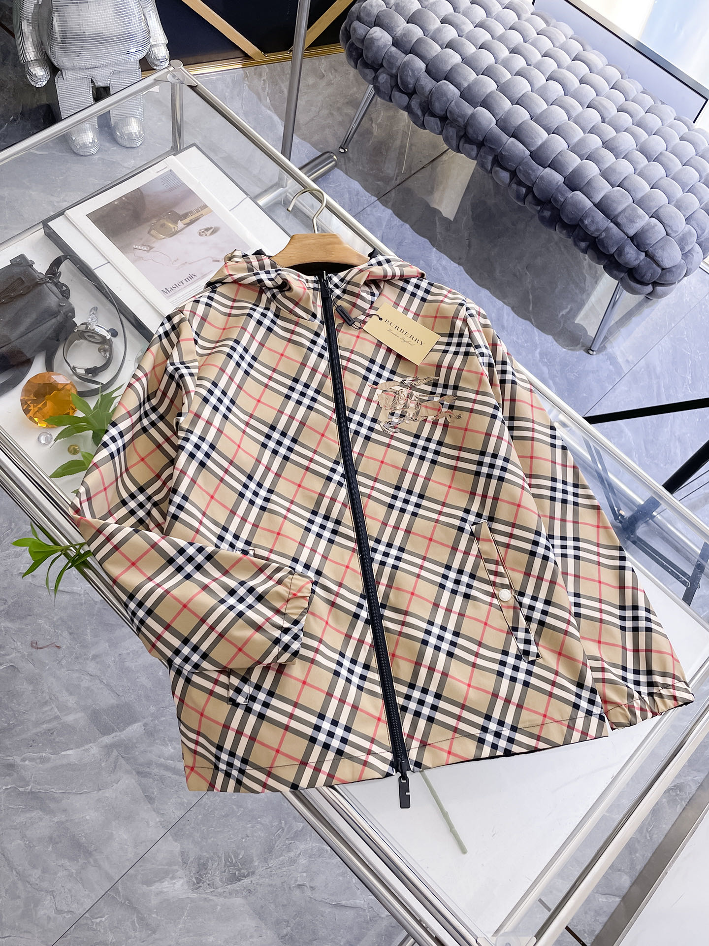 NO:732229,Burberry double-wearable, 2026 spring new jacket, the new product on the show is in perfect condition, comfortable and warm, complete with three labels, full and attractive color, very outstanding design, easily upgrades the fashion sense, extremely elegant and rigorous workmanship, neat and meticulous wiring!  A masterpiece from a famous designer!  The upper body does not look bloated and is super handsome!  Available size M ~ XXXL,,burberry,jackets & coats,jackets & coats,19860909巴宝莉 双面穿,2026开春新款夹克外套,秀场新品品相非常完美,舒适保暖,三标齐全色泽饱满诱人,非常出彩的设计,轻松将时髦感进阶,做工极为考究严谨,走线工整细致！大牌设计师巨作！上身不显臃肿、超级帅气！现货码数M ～ XXXL,,burberry,jackets & coats,jackets & coats,,Men's clothing