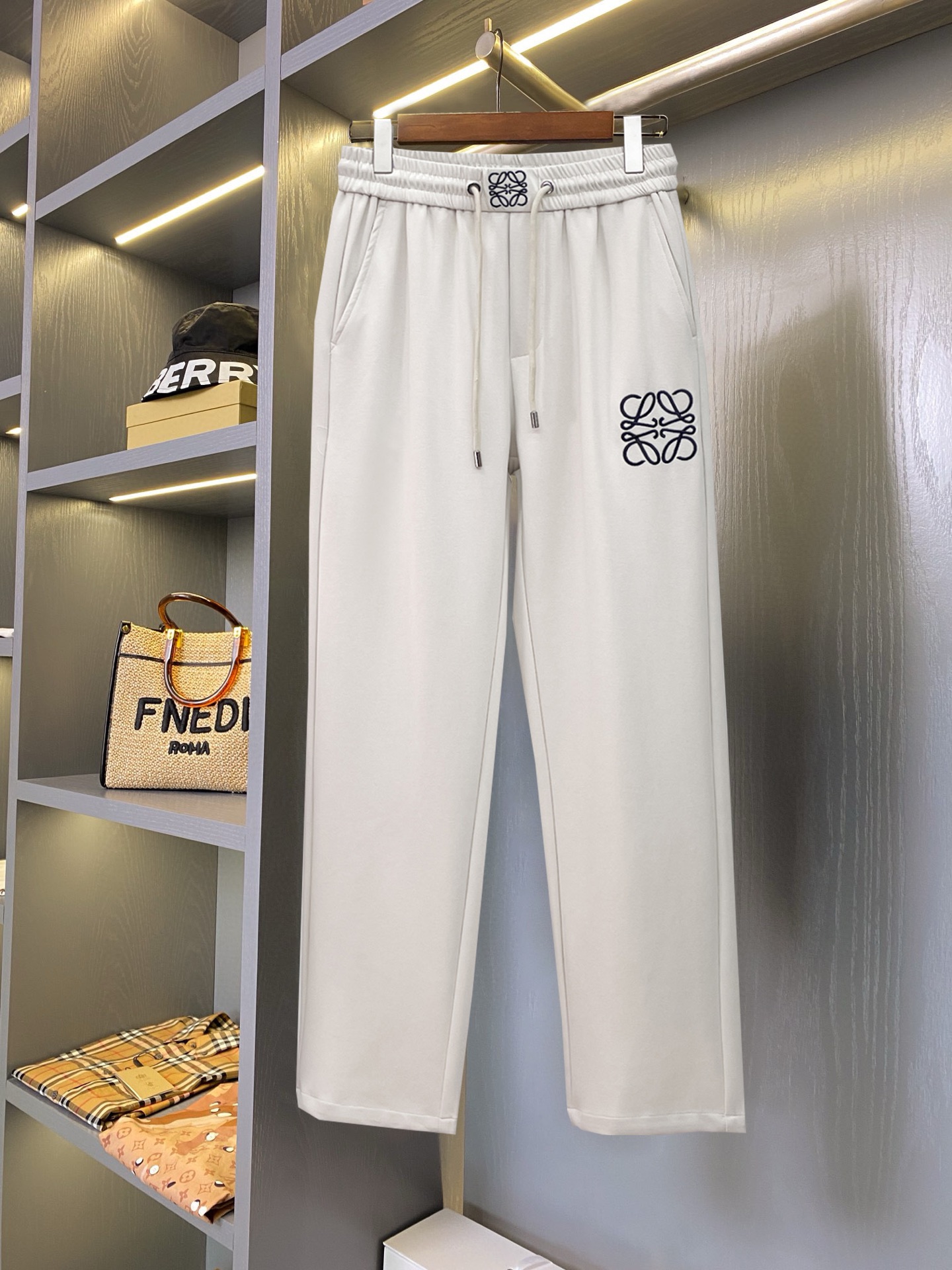 NO:777471,Loewe's 2026 spring new trousers and casual trousers are on sale simultaneously on the official website. The brand's classic LOGO casual trousers, customized fabrics, are extremely comfortable and have a strong touch. Highly recognizable, with perfect appearance and craftsmanship. Sizes M-3XL,, loewe,19860909罗意威 2026春季新款长裤休闲裤官网同步发售.品牌经典LOGO休闲裤 ,定制面料,舒适度极好,手触感强烈.辨识度极高,完美品相工艺. 尺码M-3XL,,loewe,,Men's clothing