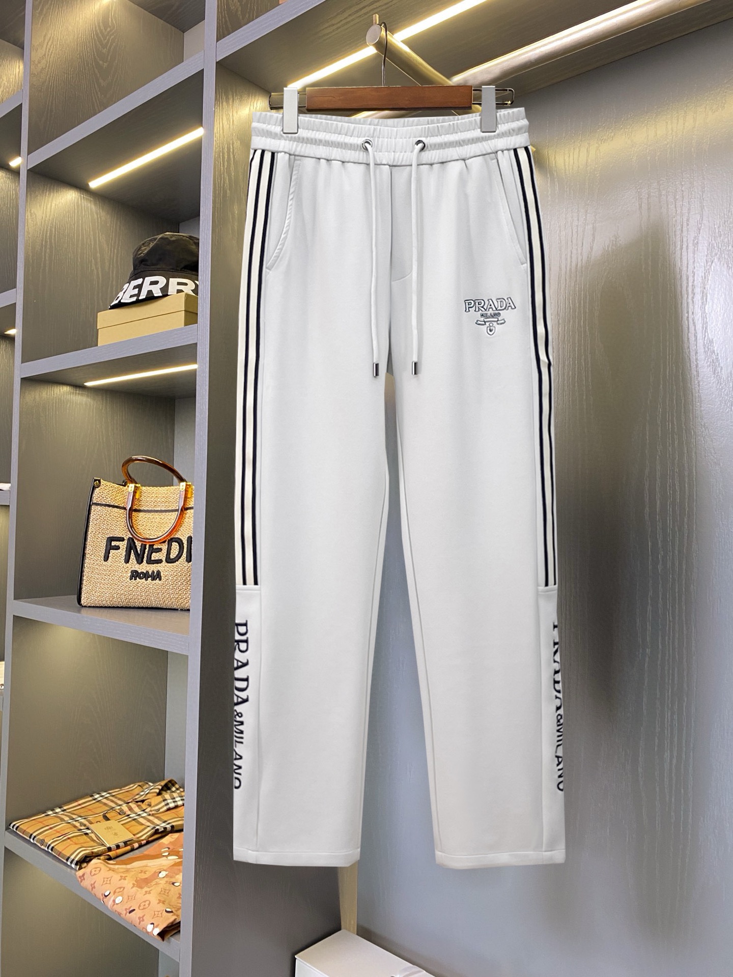 NO:777461,Prada's 2026 spring new trousers and casual pants are on sale simultaneously on the official website. The brand's classic LOGO casual pants are made of customized fabrics with excellent comfort and strong touch. Highly recognizable and perfect in appearance and craftsmanship. Sizes M-3XL, prada,19860909普拉达 2026春季新款长裤休闲裤官网同步发售.品牌经典LOGO休闲裤 ,定制面料,舒适度极好,手触感强烈.辨识度极高,完美品相工艺. 尺码M-3XL,,prada,,Men's clothing
