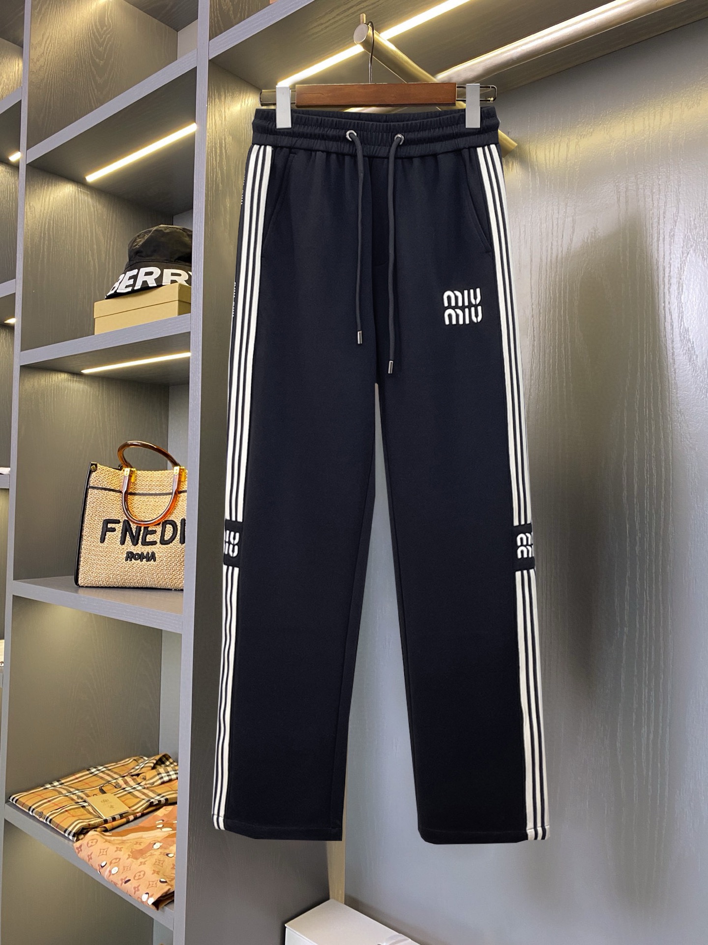 NO:777466,miumiu's 2026 spring new trousers and casual pants are on sale simultaneously on the official website. The brand's classic LOGO casual pants are made of customized fabrics with excellent comfort and strong touch. Highly recognizable and perfect in appearance and craftsmanship. Sizes M-3XL,,miumiu,19860909miumiu 2026春季新款长裤休闲裤官网同步发售.品牌经典LOGO休闲裤 ,定制面料,舒适度极好,手触感强烈.辨识度极高,完美品相工艺. 尺码M-3XL,,miumiu,,Men's clothing