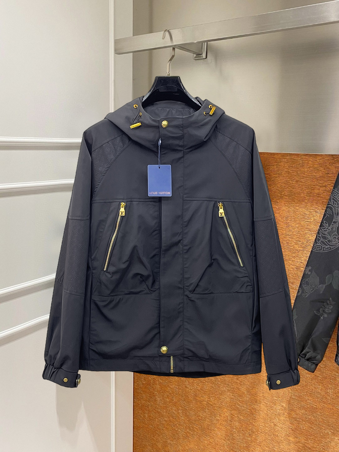 NO:746884,LV 2026 spring new jacket, the new product on the show is in perfect condition, comfortable and warm, complete with three labels, full and attractive color, very outstanding design, easily upgrades the fashion sense, extremely elegant and rigorous workmanship, neat and meticulous wiring!  A masterpiece from a famous designer!  The upper body does not look bloated and is super handsome!  Available size M ~ XXXL,,louis vuitton,jackets & coats,jackets & coats,19860909LV 2026开春新款夹克外套,秀场新品品相非常完美,舒适保暖,三标齐全色泽饱满诱人,非常出彩的设计,轻松将时髦感进阶,做工极为考究严谨,走线工整细致！大牌设计师巨作！上身不显臃肿、超级帅气！现货码数M ～ XXXL,,louis vuitton,jackets & coats,jackets & coats,,Men's clothing