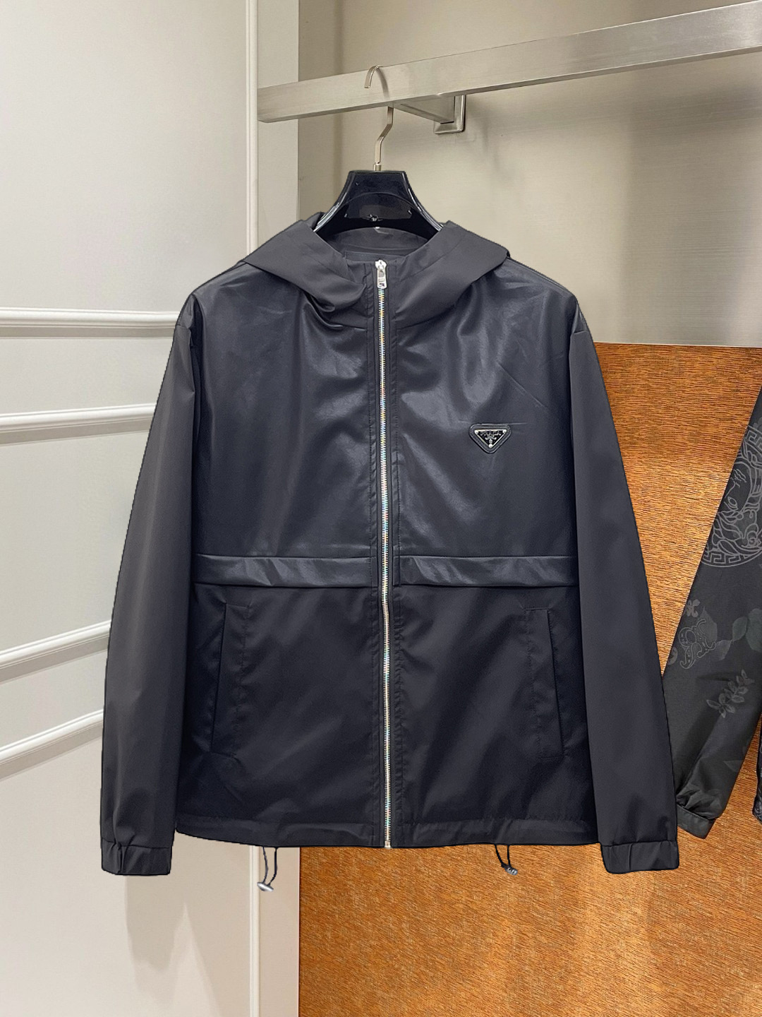 NO:746867,Same style as Prada official website, on sale simultaneously!  2026 new spring men's leather jackets, high-end version with complete three-standard original order!  Custom-made fabrics at the counter are highly breathable and comfortable, with impeccable details and brand element design concepts, reflecting high quality. It feels delicate and soft!  It presents a casual cut and the upper body shape is awesome!  Sizes M～3XL can be worn up to 200 pounds, please state your height and weight when placing an order.,,prada,jackets & coats,jackets & coats,leather jacket,19860909普拉达 官网同款,同步发售！2026开春新款男士夹克皮衣外套,原单三标齐全高端版本！专柜定制面料 透气舒适度高,细节无可挑剔,品牌元素设计理念,体现高品质.手感细腻柔软！呈现休闲裁剪,上身版型超赞！码数M～3XL最大穿200斤,下单报身高体重.,,prada,jackets & coats,jackets & coats,leather jacket,,Men's clothing