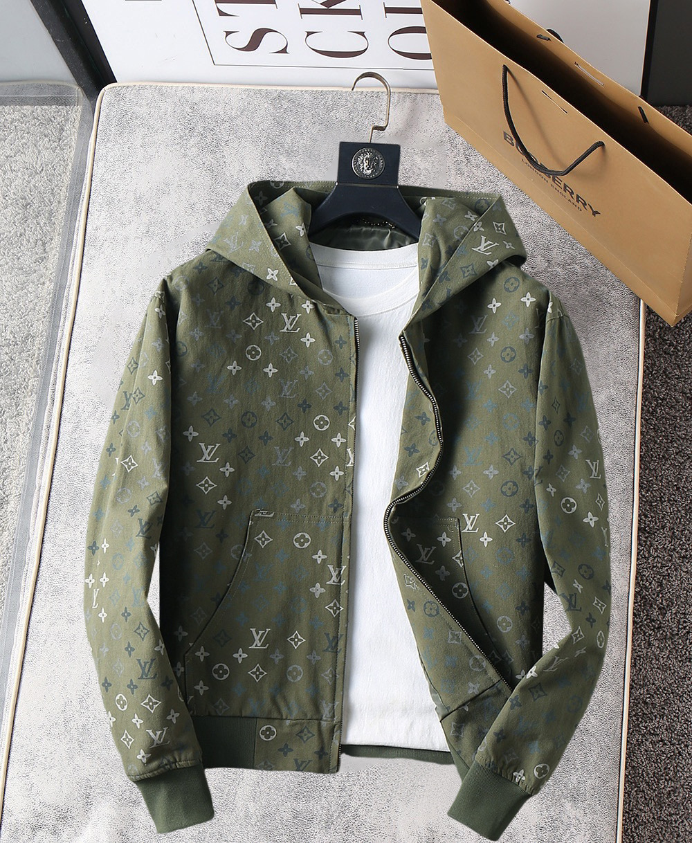 NO:762005,LV 2026 spring new jacket, the new product on the show is in perfect condition, comfortable and warm, complete with three labels, full and attractive color, very outstanding design, easily upgrades the fashion sense, extremely elegant and rigorous workmanship, neat and meticulous wiring!  A masterpiece from a famous designer!  The upper body does not look bloated and is super handsome!  Available size M ~ XXXL,,louis vuitton,jackets & coats,jackets & coats,19860909LV 2026开春新款夹克外套,秀场新品品相非常完美,舒适保暖,三标齐全色泽饱满诱人,非常出彩的设计,轻松将时髦感进阶,做工极为考究严谨,走线工整细致！大牌设计师巨作！上身不显臃肿、超级帅气！现货码数M ～ XXXL,,louis vuitton,jackets & coats,jackets & coats,,Men's clothing