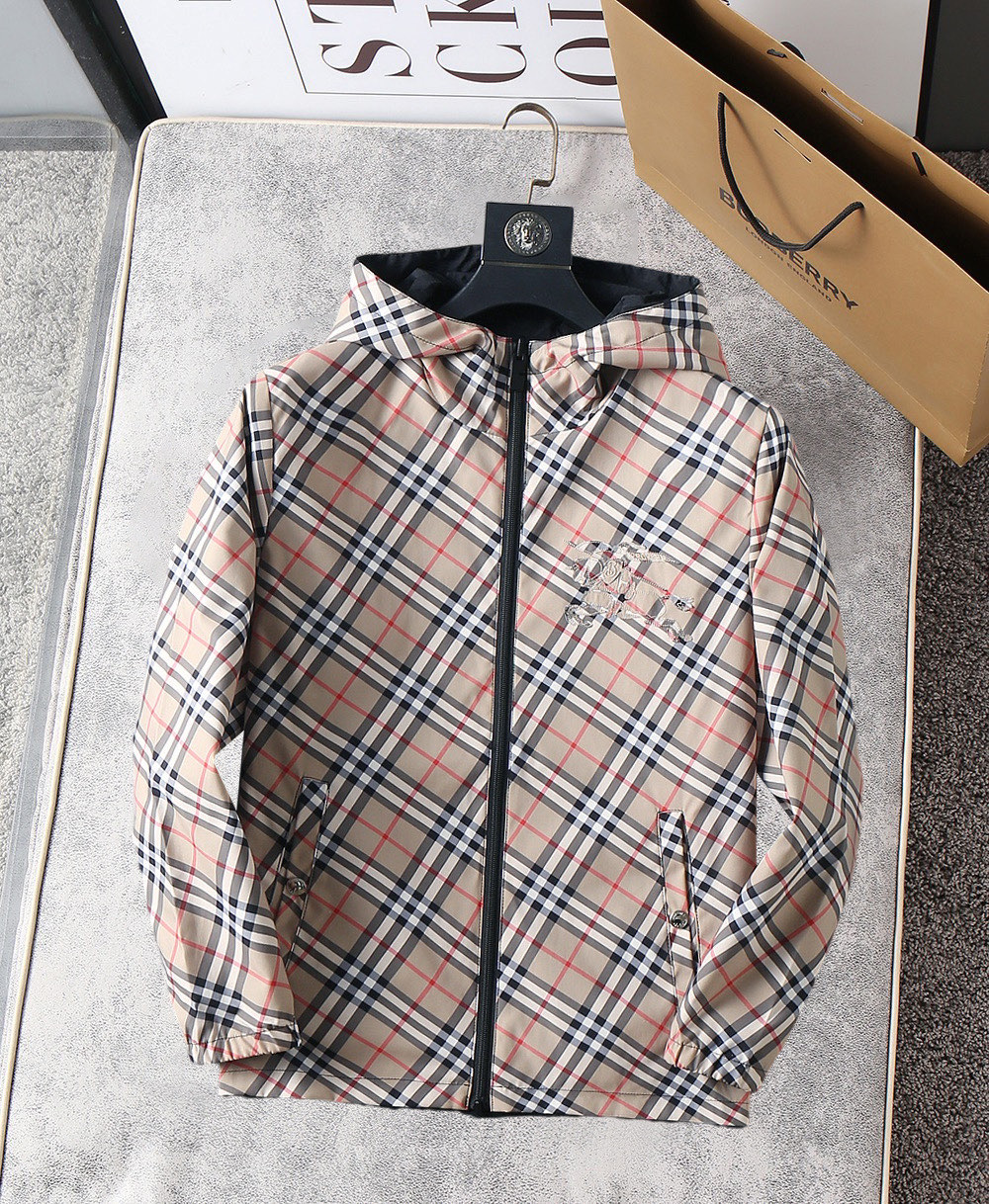 NO:762003,Burberry double-wearable, 2026 spring new jacket, the new product on the show is in perfect condition, comfortable and warm, complete with three labels, full and attractive color, very outstanding design, easily upgrades the fashion sense, extremely elegant and rigorous workmanship, neat and meticulous wiring!  A masterpiece from a famous designer!  The upper body does not look bloated and is super handsome!  Available sizes M ~ XXXL,,burberry,jackets & coats,jackets & coats,19860909巴宝莉 双面穿,2026开春新款夹克外套,秀场新品品相非常完美,舒适保暖,三标齐全色泽饱满诱人,非常出彩的设计,轻松将时髦感进阶,做工极为考究严谨,走线工整细致！大牌设计师巨作！上身不显臃肿、超级帅气！现货码数M ～ XXXL,,burberry,jackets & coats,jackets & coats,,Men's clothing