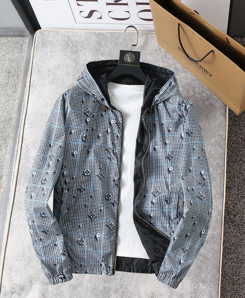 NO:762010,LV reversible, 2026 spring new jacket, the new product on the show is in perfect condition, comfortable and warm, complete with three labels, full and attractive color, very outstanding design, easily upgrades the fashion sense, extremely elegant and rigorous workmanship, neat and meticulous wiring!  A masterpiece from a famous designer!  The upper body does not look bloated and is super handsome!  Available size M ~ XXXL,,louis vuitton,jackets & coats,jackets & coats,19860909LV 双面穿,2026开春新款夹克外套,秀场新品品相非常完美,舒适保暖,三标齐全色泽饱满诱人,非常出彩的设计,轻松将时髦感进阶,做工极为考究严谨,走线工整细致！大牌设计师巨作！上身不显臃肿、超级帅气！现货码数M ～ XXXL,,louis vuitton,jackets & coats,jackets & coats,,Men's clothing