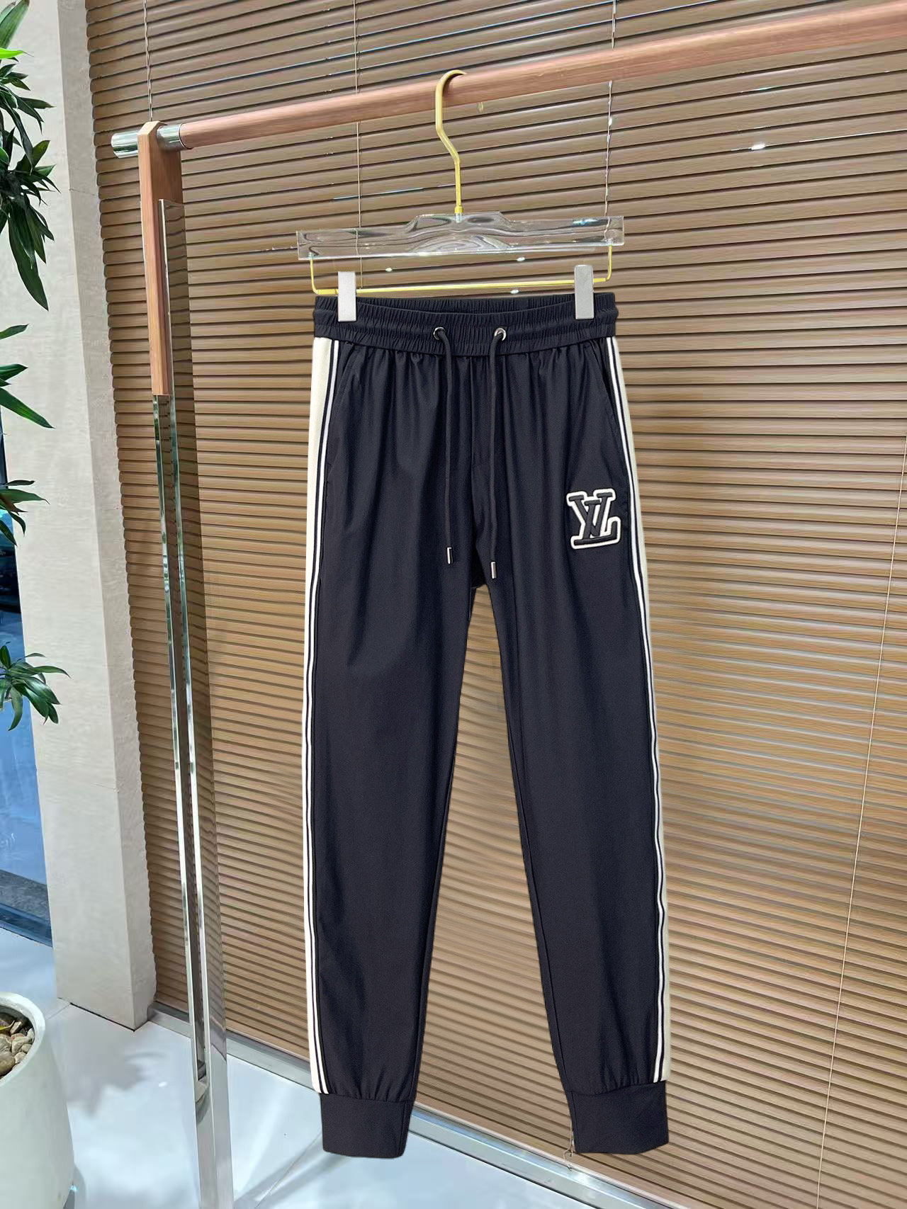 Louis Vuitton Pants 04924