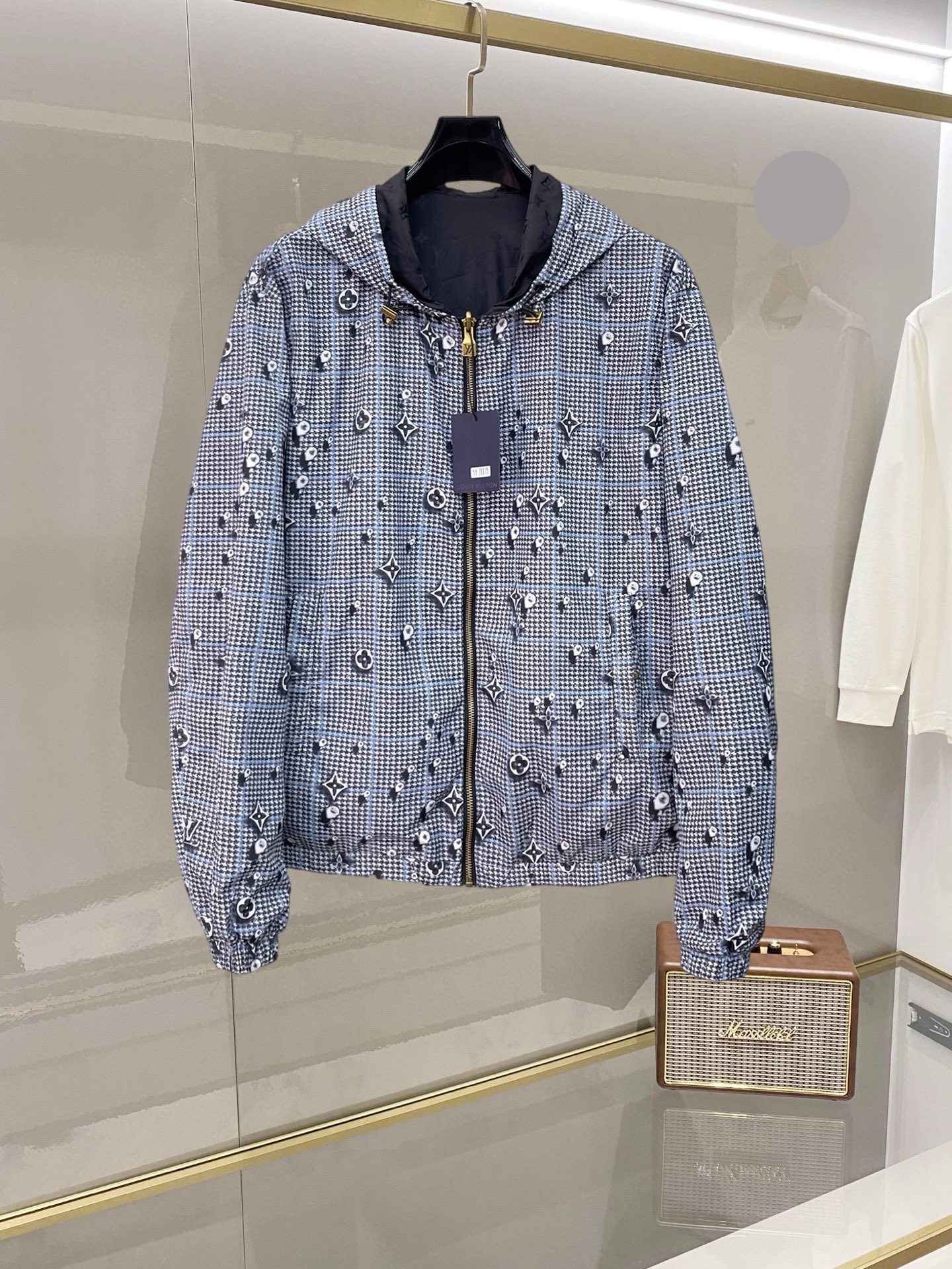 NO:955603,LV reversible, 2026 spring new jacket, the new product on the show is in perfect condition, comfortable and warm, complete with three labels, full and attractive color, very outstanding design, easily upgrades the fashion sense, extremely elegant and rigorous workmanship, neat and meticulous wiring!  A masterpiece from a famous designer!  The upper body does not look bloated and is super handsome!  Available size M ~ XXXL,,louis vuitton,jackets & coats,jackets & coats,19860909LV 双面穿,2026开春新款夹克外套,秀场新品品相非常完美,舒适保暖,三标齐全色泽饱满诱人,非常出彩的设计,轻松将时髦感进阶,做工极为考究严谨,走线工整细致！大牌设计师巨作！上身不显臃肿、超级帅气！现货码数M ～ XXXL,,louis vuitton,jackets & coats,jackets & coats,,Men's clothing