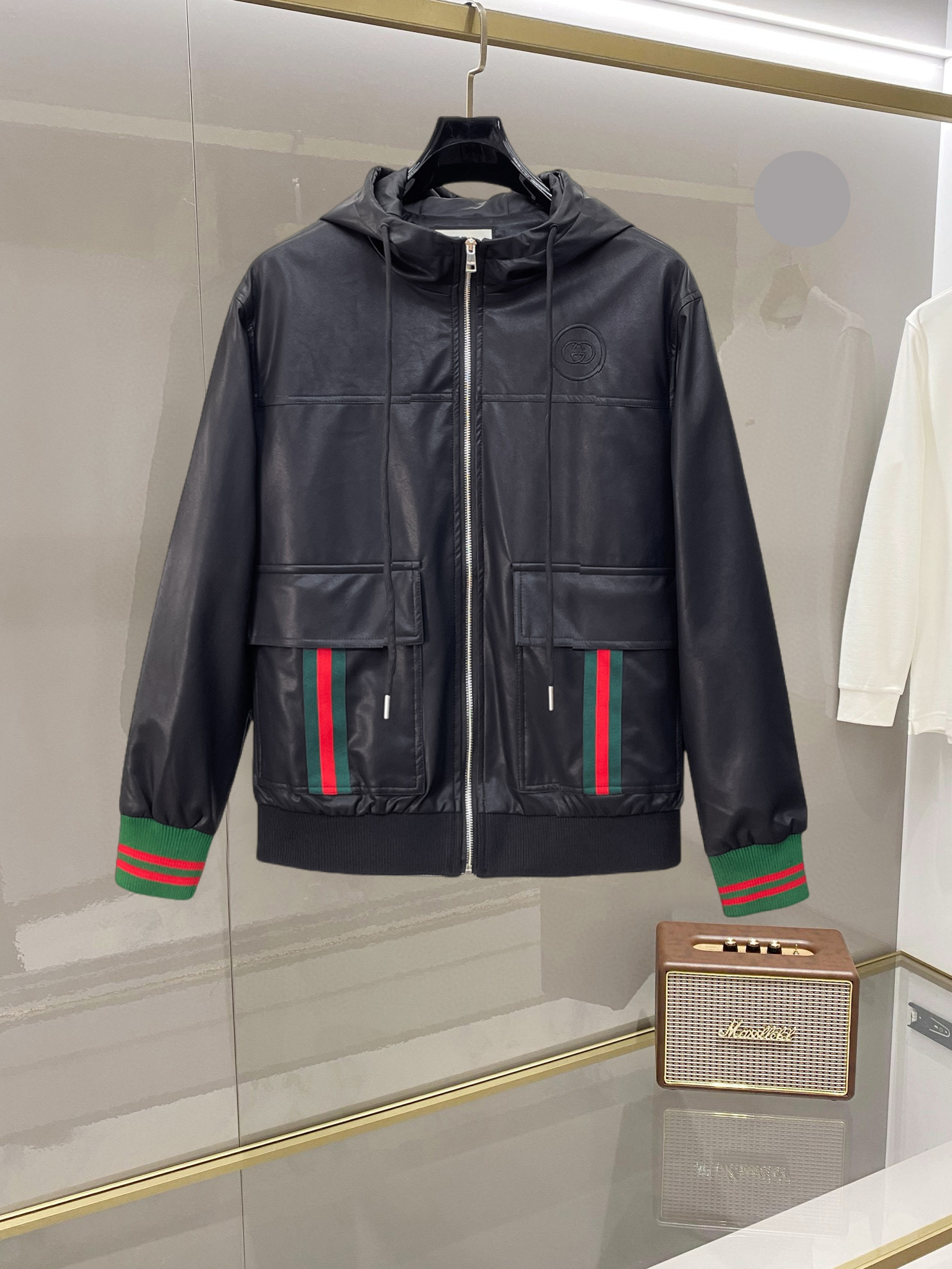 NO:955599,Same style as Gucci’s official website, available simultaneously!  2026 spring new men's leather jackets, high-end version with complete three-standard original order!  Custom-made fabrics at the counter are highly breathable and comfortable, with impeccable details and brand element design concepts, reflecting high quality. It feels delicate and soft!  It presents a casual cut and the upper body shape is awesome!  Size M～3XL, the maximum weight is 200 pounds, please state your height and weight when placing an order.,,jackets & coats,jackets & coats,leather jacket,19860909古奇 官网同款,同步发售！2026开春新款男士夹克皮衣外套,原单三标齐全高端版本！专柜定制面料 透气舒适度高,细节无可挑剔,品牌元素设计理念,体现高品质.手感细腻柔软！呈现休闲裁剪,上身版型超赞！码数M～3XL最大穿200斤,下单报身高体重.,,jackets & coats,jackets & coats,leather jacket,,Men's clothing