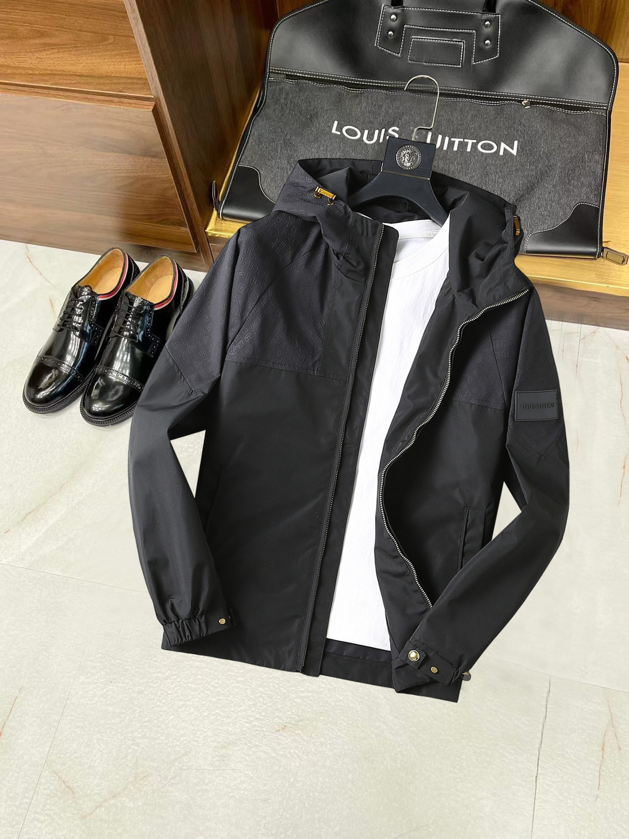 NO:775077,LV 2026 spring new jacket, the new product on the show is in perfect condition, comfortable and warm, complete with three labels, full and attractive color, very outstanding design, easily upgrades the fashion sense, extremely elegant and rigorous workmanship, neat and meticulous wiring!  A masterpiece from a famous designer!  The upper body does not look bloated and is super handsome!  Available size M ~ XXXL,,louis vuitton,jackets & coats,jackets & coats,19860909LV 2026开春新款夹克外套,秀场新品品相非常完美,舒适保暖,三标齐全色泽饱满诱人,非常出彩的设计,轻松将时髦感进阶,做工极为考究严谨,走线工整细致！大牌设计师巨作！上身不显臃肿、超级帅气！现货码数M ～ XXXL,,louis vuitton,jackets & coats,jackets & coats,,Men's clothing