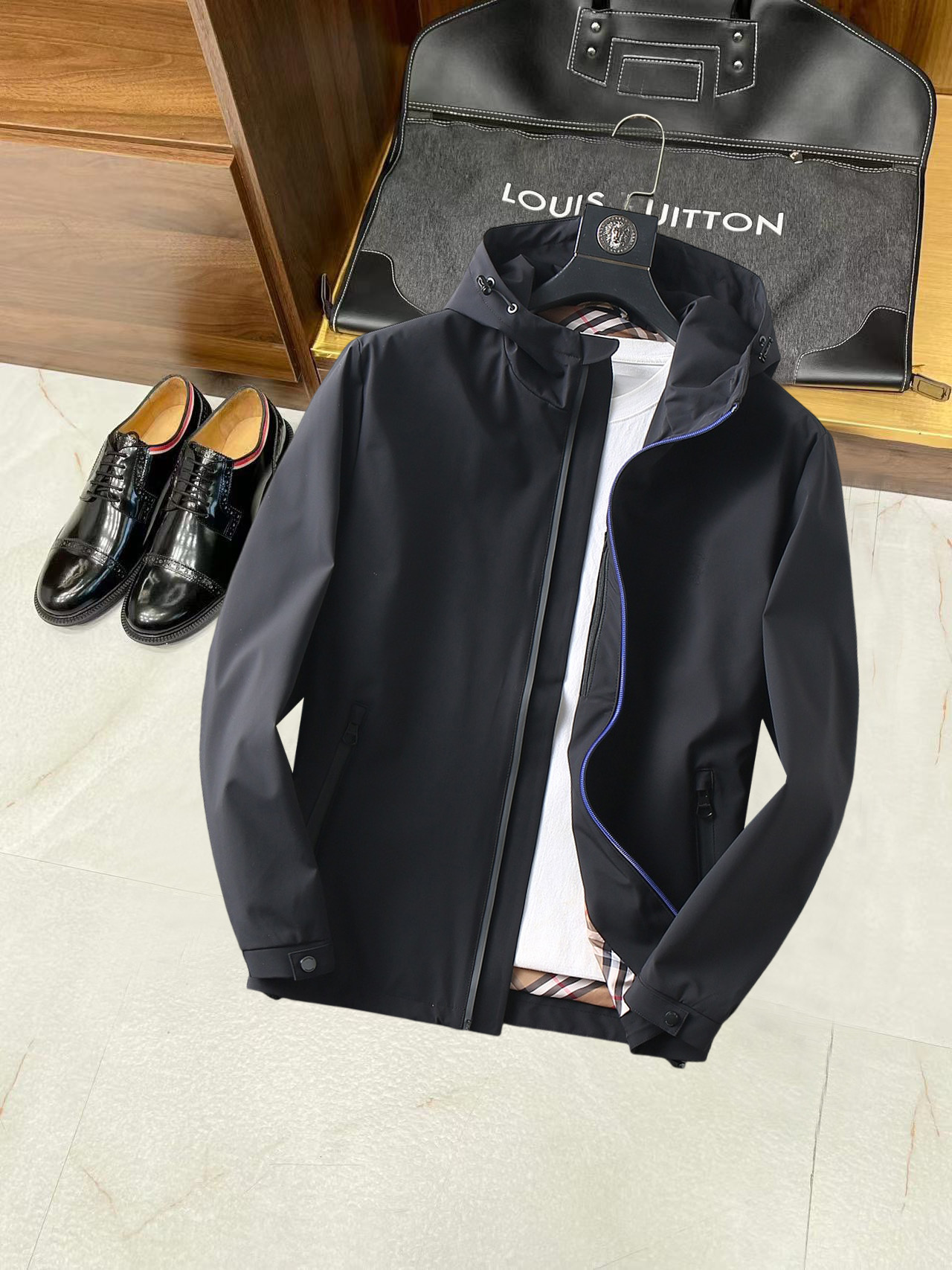 NO:775081,Burberry's 2026 spring new jacket, the new product on the show is in perfect condition, comfortable and warm, complete with three colors, full and attractive color, very outstanding design, easily upgrades the fashion sense, extremely elegant and rigorous workmanship, neat and meticulous wiring!  A masterpiece from a famous designer!  The upper body does not look bloated and is super handsome!  Available size M ~ XXXL,,burberry,jackets & coats,jackets & coats,19860909巴宝莉 2026开春新款夹克外套,秀场新品品相非常完美,舒适保暖,三标齐全色泽饱满诱人,非常出彩的设计,轻松将时髦感进阶,做工极为考究严谨,走线工整细致！大牌设计师巨作！上身不显臃肿、超级帅气！现货码数M ～ XXXL,,burberry,jackets & coats,jackets & coats,,Men's clothing