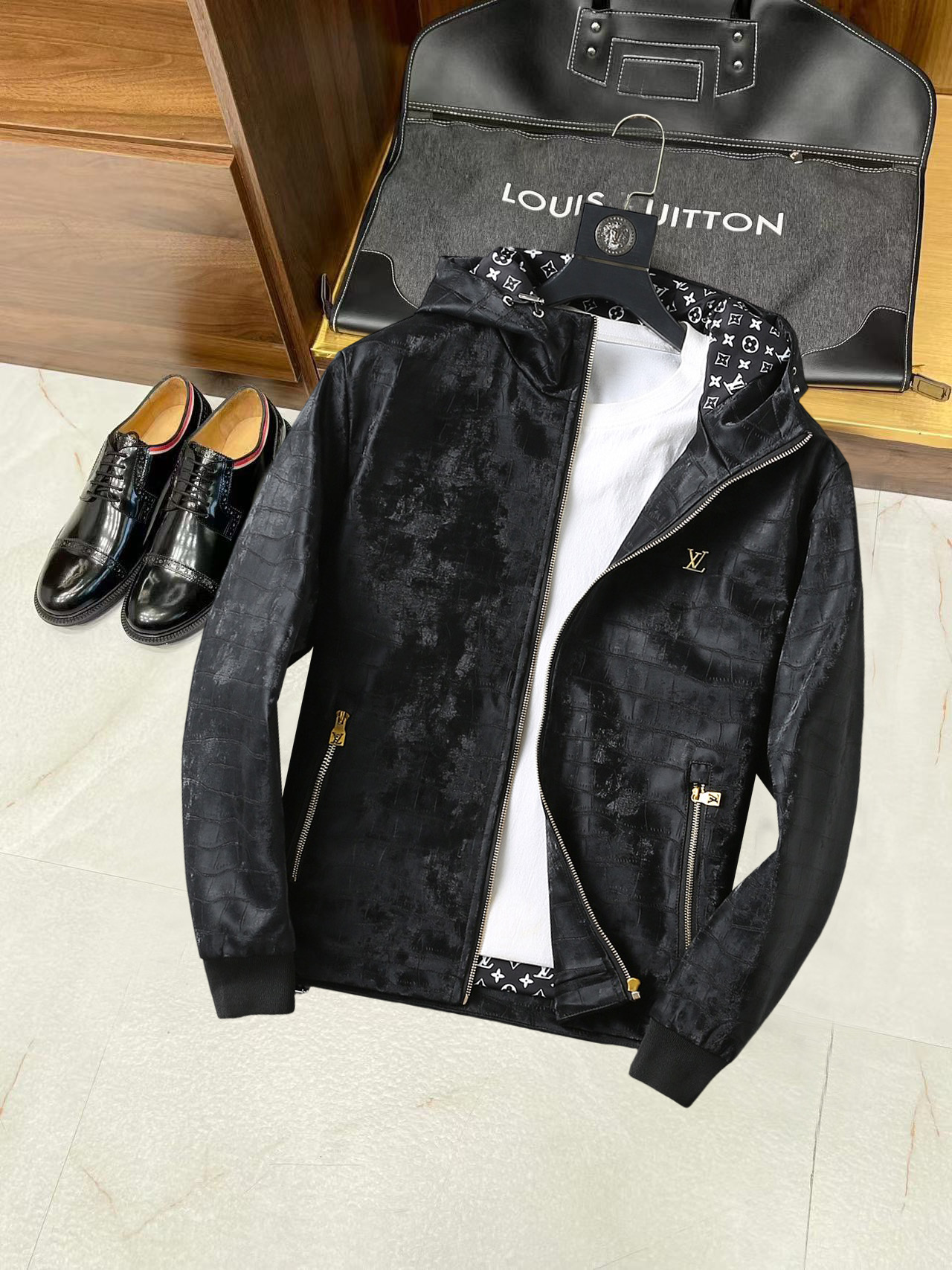 NO:775072,The same style on the LV official website, sold simultaneously!  2026 new spring men's leather jackets, high-end version with complete three-standard original order!  Custom-made fabrics at the counter are highly breathable and comfortable, with impeccable details and brand element design concepts, reflecting high quality. It feels delicate and soft!  It presents a casual cut and the upper body shape is awesome!  Size M～3XL, the maximum weight is 200 pounds, please state your height and weight when placing an order.,,louis vuitton,jackets & coats,jackets & coats,leather jacket,19860909LV 官网同款,同步发售！2026开春新款男士夹克皮衣外套,原单三标齐全高端版本！专柜定制面料 透气舒适度高,细节无可挑剔,品牌元素设计理念,体现高品质.手感细腻柔软！呈现休闲裁剪,上身版型超赞！码数M～3XL最大穿200斤,下单报身高体重.,,louis vuitton,jackets & coats,jackets & coats,leather jacket,,Men's clothing