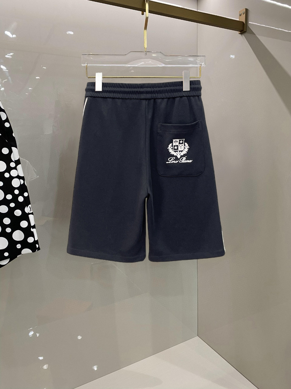 Alternative view of Shorts 04900