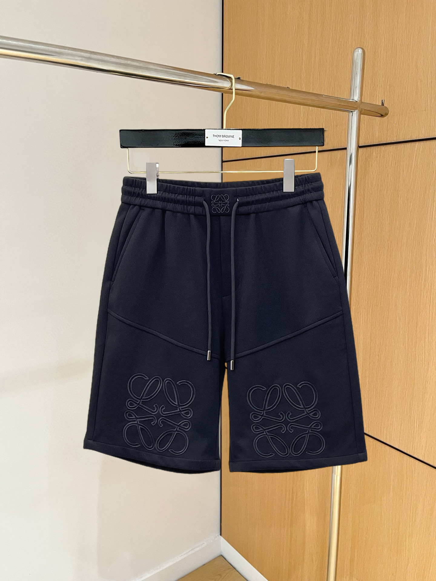 NO:846729,Loewe's 2026 summer new original counter casual shorts, luxury classic brand original LOGO accessories, counter best-selling model. Very comfortable to wear, low-key yet luxurious, very classy to wear. Needless to say the trousers style and tailoring. The upper body is exquisite and high-end, first-class and top-quality materials. Really palace-level casual pants. The cotton of Turkey is selected for its outstanding quality. After heavy washing, the pants are very soft!  Don't be picky, the upper body is absolutely stylish and extremely luxurious. Please quote your height and weight when ordering sizes M-3XL.,,loewe,shorts,19860909罗意威 2026夏季新款原单专柜休闲短裤,奢华经典品牌原版LOGO配饰 专柜热销款 身穿着非常舒适 低调不失奢华 穿出去非常有档次 裤型款式和裁剪亦无需多言 上身精致跃然高档一等一顶级质料 真正殿堂级的休闲裤 选用土耳其的棉花品质卓然,经过重水洗使得裤子很柔软！不挑人 上身绝对的有型 极度奢华. 尺码M-3XL下单报身高体重.,,loewe,shorts,,Men's clothing