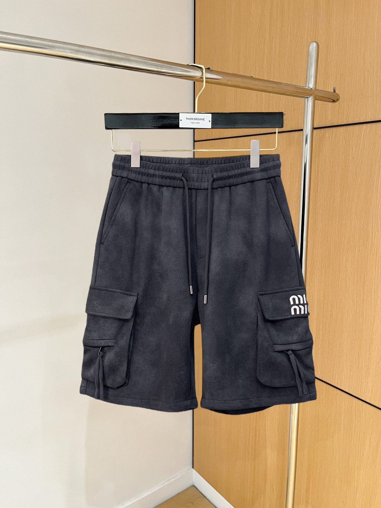 NO:846728,miumiu 2026 summer new original counter casual shorts, luxury classic brand original LOGO accessories, counter best-selling style, very comfortable to wear, low-key yet luxurious, very classy to wear. Needless to say, the style and tailoring of the pants. The upper body is exquisite and high-end, first-class and top-quality materials. Really palace-level casual pants. The cotton of Turkey is of outstanding quality. After heavy washing, the pants are very soft!  Don't be picky, the upper body is absolutely stylish and extremely luxurious. Please quote your height and weight when ordering sizes M-3XL.,,miumiu,shorts,19860909miumiu 2026夏季新款原单专柜休闲短裤,奢华经典品牌原版LOGO配饰 专柜热销款 身穿着非常舒适 低调不失奢华 穿出去非常有档次 裤型款式和裁剪亦无需多言 上身精致跃然高档一等一顶级质料 真正殿堂级的休闲裤 选用土耳其的棉花品质卓然,经过重水洗使得裤子很柔软！不挑人 上身绝对的有型 极度奢华. 尺码M-3XL下单报身高体重.,,miumiu,shorts,,Men's clothing