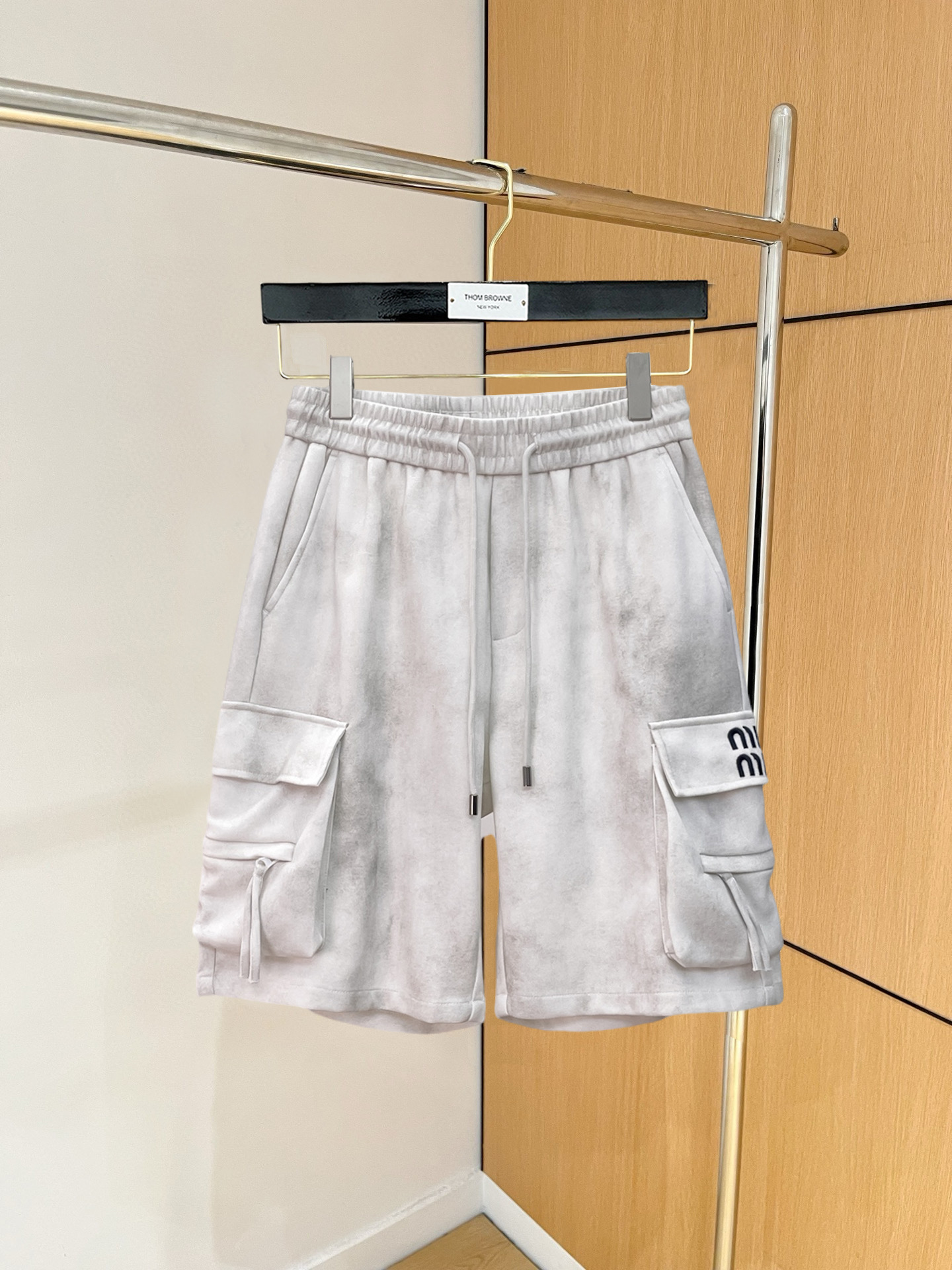 NO:846723,miumiu 2026 summer new original counter casual shorts, luxury classic brand original LOGO accessories, counter best-selling style, very comfortable to wear, low-key yet luxurious, very classy to wear. Needless to say, the style and tailoring of the pants. The upper body is exquisite and high-end, first-class and top-quality materials. Really palace-level casual pants. The cotton of Turkey is of outstanding quality. After heavy washing, the pants are very soft!  Don't be picky, the upper body is absolutely stylish and extremely luxurious. Please quote your height and weight when ordering sizes M-3XL.,,miumiu,shorts,19860909miumiu 2026夏季新款原单专柜休闲短裤,奢华经典品牌原版LOGO配饰 专柜热销款 身穿着非常舒适 低调不失奢华 穿出去非常有档次 裤型款式和裁剪亦无需多言 上身精致跃然高档一等一顶级质料 真正殿堂级的休闲裤 选用土耳其的棉花品质卓然,经过重水洗使得裤子很柔软！不挑人 上身绝对的有型 极度奢华. 尺码M-3XL下单报身高体重.,,miumiu,shorts,,Men's clothing