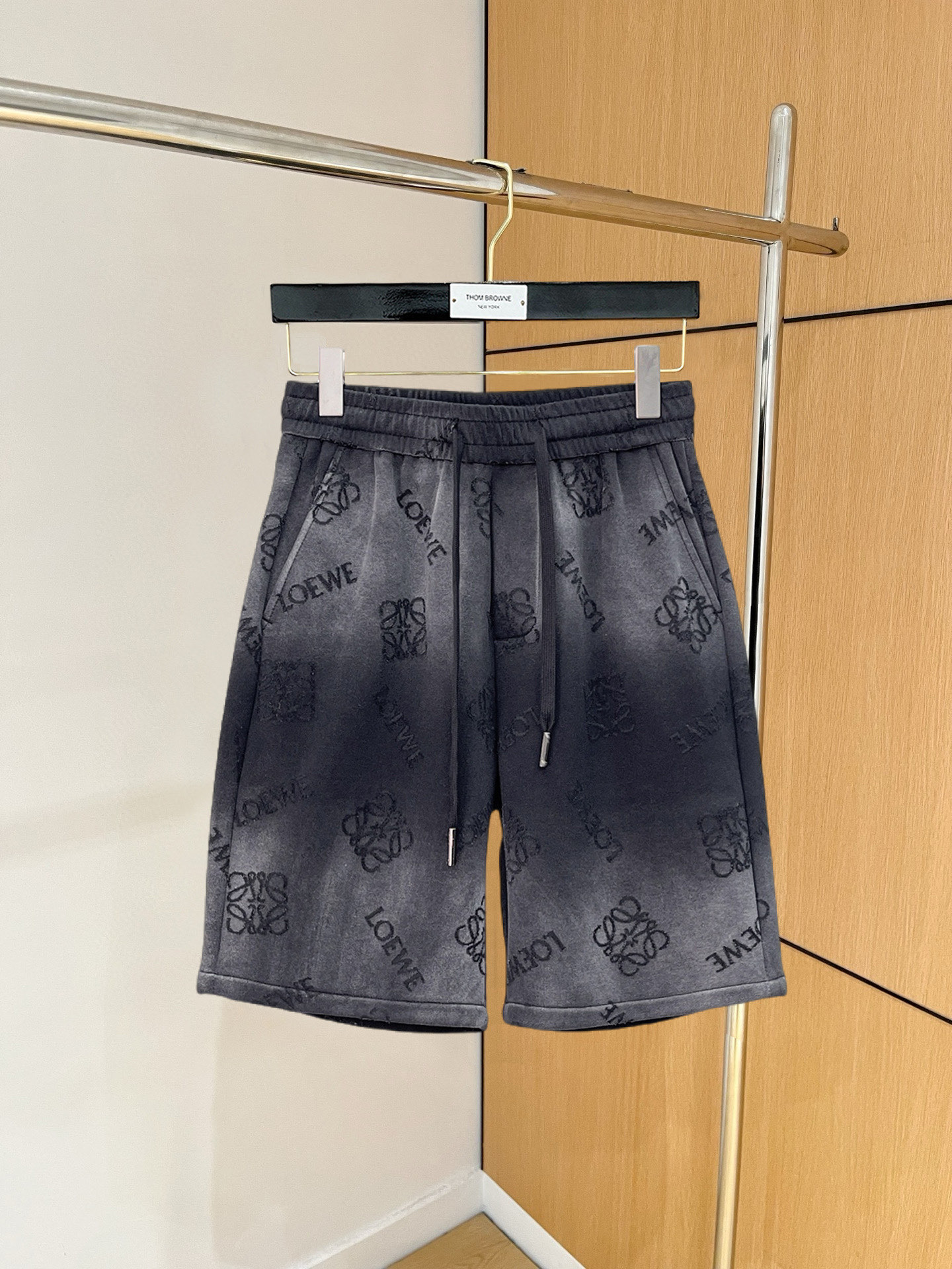 NO:846725,Loewe's 2026 summer new original counter casual shorts, luxury classic brand original LOGO accessories, counter best-selling model. Very comfortable to wear, low-key yet luxurious, very classy to wear. Needless to say the trousers style and tailoring. The upper body is exquisite and high-end, first-class and top-quality materials. Really palace-level casual pants. The cotton of Turkey is selected for its outstanding quality. After heavy washing, the pants are very soft!  Don't be picky, the upper body is absolutely stylish and extremely luxurious. Please quote your height and weight when ordering sizes M-3XL.,,loewe,shorts,19860909罗意威 2026夏季新款原单专柜休闲短裤,奢华经典品牌原版LOGO配饰 专柜热销款 身穿着非常舒适 低调不失奢华 穿出去非常有档次 裤型款式和裁剪亦无需多言 上身精致跃然高档一等一顶级质料 真正殿堂级的休闲裤 选用土耳其的棉花品质卓然,经过重水洗使得裤子很柔软！不挑人 上身绝对的有型 极度奢华. 尺码M-3XL下单报身高体重.,,loewe,shorts,,Men's clothing