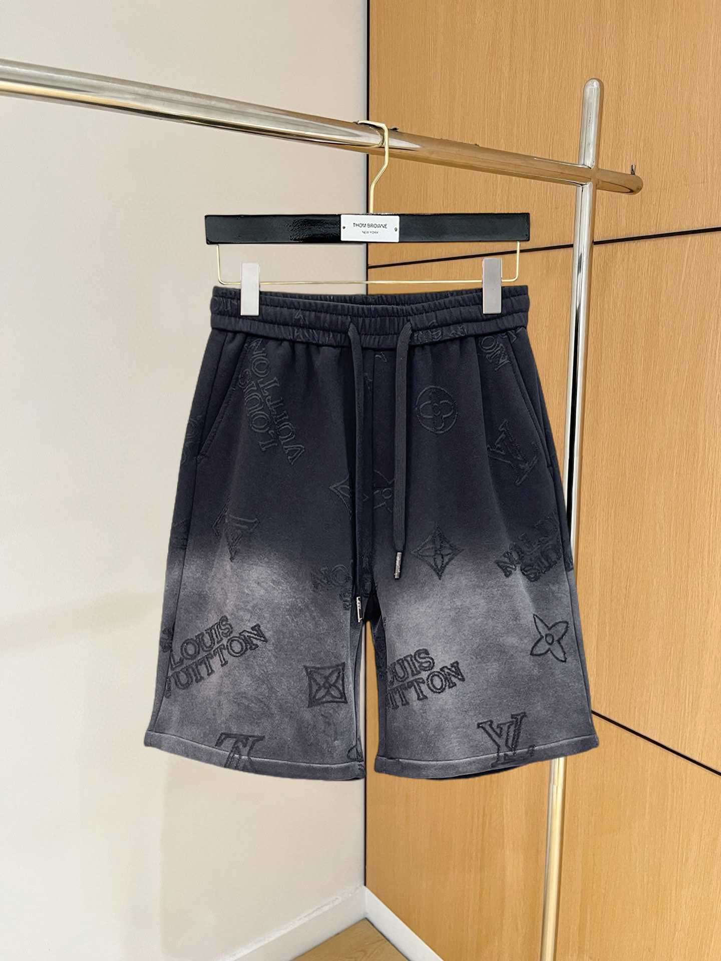 NO:846737,LV 2026 summer new original counter casual shorts, luxury classic brand original LOGO accessories, counter best-selling style, very comfortable to wear, low-key yet luxurious, very classy to wear. Needless to say the trousers style and tailoring, the upper body is exquisite and high-end, first-class and top-quality materials. Really palace-level casual pants. The cotton of Turkey is selected for its outstanding quality. After heavy washing, the pants are very soft!  Don't be picky. The upper body is absolutely stylish and extremely luxurious. Please quote your height and weight when ordering sizes M-3XL.,,louis vuitton,shorts,19860909LV 2026夏季新款原单专柜休闲短裤,奢华经典品牌原版LOGO配饰 专柜热销款 身穿着非常舒适 低调不失奢华 穿出去非常有档次 裤型款式和裁剪亦无需多言 上身精致跃然高档一等一顶级质料 真正殿堂级的休闲裤 选用土耳其的棉花品质卓然,经过重水洗使得裤子很柔软！不挑人 上身绝对的有型 极度奢华. 尺码M-3XL下单报身高体重.,,louis vuitton,shorts,,Men's clothing