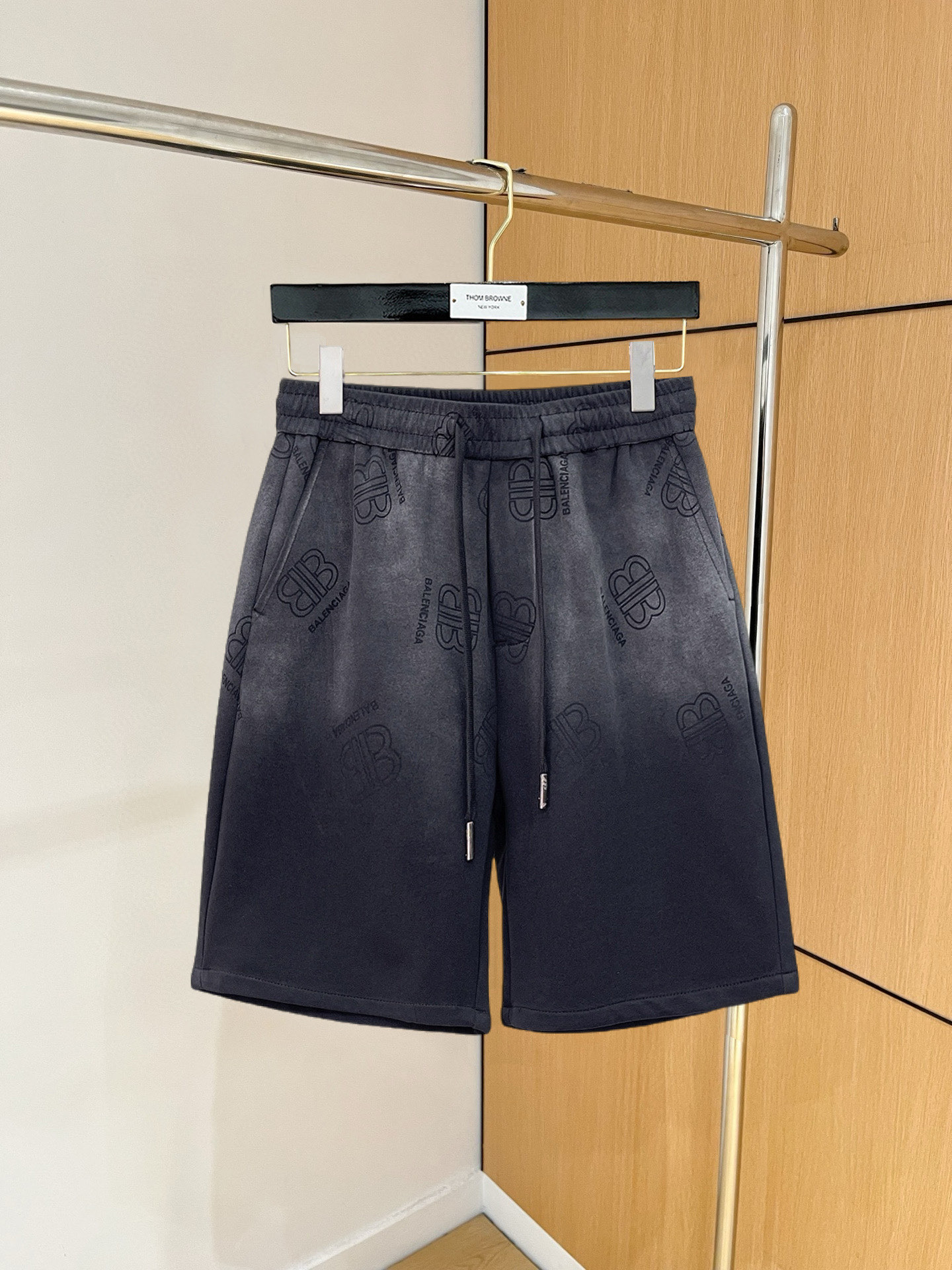 NO:846718,Balenciaga 2026 summer new original counter casual shorts, luxury classic brand original LOGO accessories, counter best-selling style. Very comfortable to wear, low-key yet luxurious, very classy to wear. Needless to say the trousers style and tailoring. The upper body is exquisite and high-end, first-class and top-quality materials. Really palace-level casual pants. The cotton of Turkey is selected for its outstanding quality. After heavy washing, the pants are very soft!  Don't be picky. The upper body is absolutely stylish and extremely luxurious. Please state your height and weight when ordering sizes M-3XL.,,balenciaga,shorts,19860909巴黎世家 2026夏季新款原单专柜休闲短裤,奢华经典品牌原版LOGO配饰 专柜热销款 身穿着非常舒适 低调不失奢华 穿出去非常有档次 裤型款式和裁剪亦无需多言 上身精致跃然高档一等一顶级质料 真正殿堂级的休闲裤 选用土耳其的棉花品质卓然,经过重水洗使得裤子很柔软！不挑人 上身绝对的有型 极度奢华. 尺码M-3XL下单报身高体重.,,balenciaga,shorts,,Men's clothing