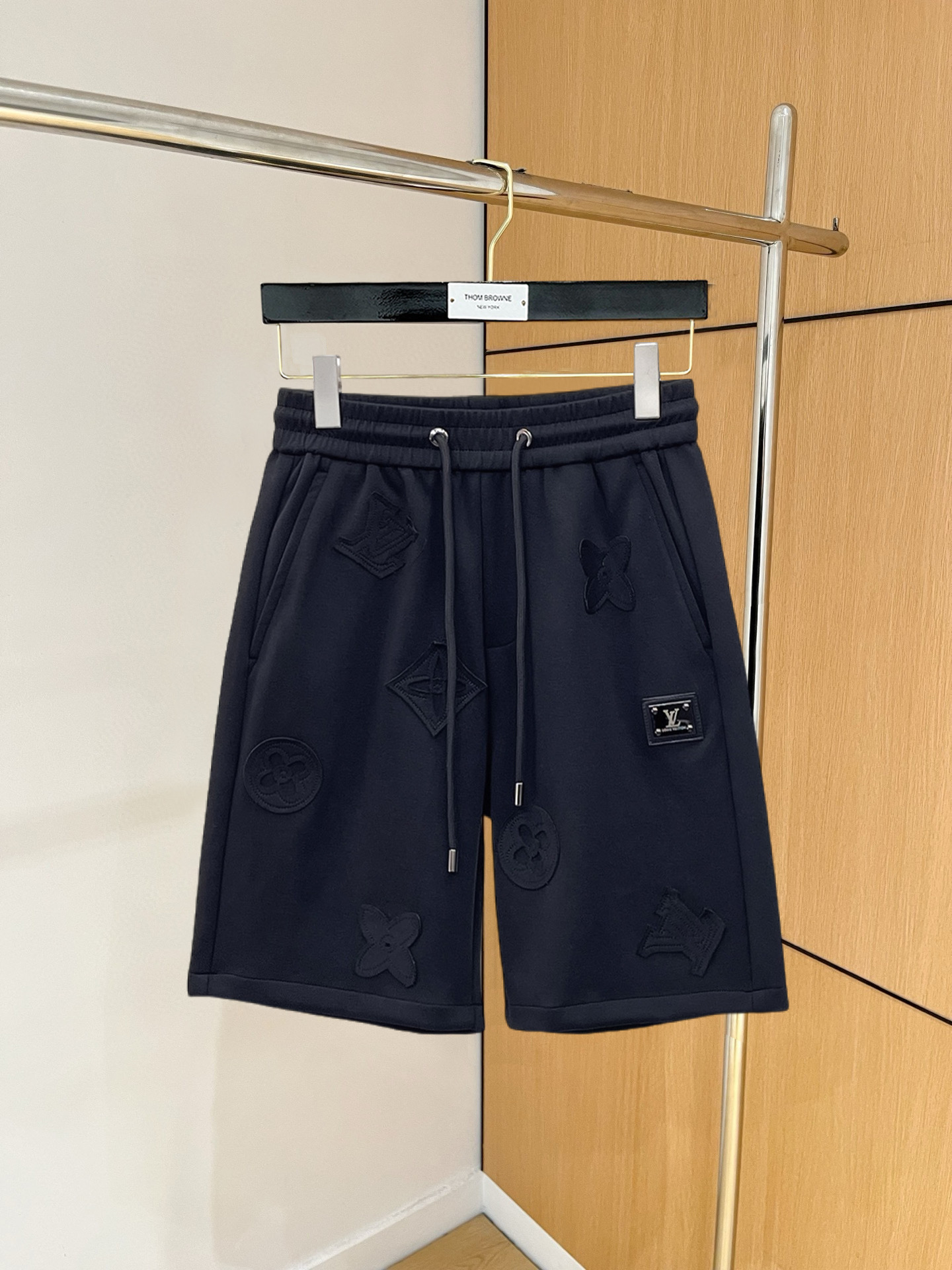 NO:846721,LV 2026 summer new original counter casual shorts, luxury classic brand original LOGO accessories, counter best-selling style, very comfortable to wear, low-key yet luxurious, very classy to wear. Needless to say the trousers style and tailoring, the upper body is exquisite and high-end, first-class and top-quality materials. Really palace-level casual pants. The cotton of Turkey is selected for its outstanding quality. After heavy washing, the pants are very soft!  Don't be picky. The upper body is absolutely stylish and extremely luxurious. Please quote your height and weight when ordering sizes M-3XL.,,louis vuitton,shorts,19860909LV 2026夏季新款原单专柜休闲短裤,奢华经典品牌原版LOGO配饰 专柜热销款 身穿着非常舒适 低调不失奢华 穿出去非常有档次 裤型款式和裁剪亦无需多言 上身精致跃然高档一等一顶级质料 真正殿堂级的休闲裤 选用土耳其的棉花品质卓然,经过重水洗使得裤子很柔软！不挑人 上身绝对的有型 极度奢华. 尺码M-3XL下单报身高体重.,,louis vuitton,shorts,,Men's clothing