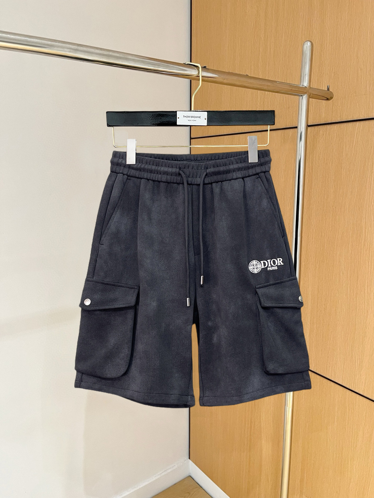 NO:846717,Dior's new 2026 summer original counter casual shorts, luxury classic brand original LOGO accessories, counter best-selling style, very comfortable to wear, low-key yet luxurious, very classy to wear. Needless to say the trousers style and tailoring, the upper body is exquisite and high-end, first-class and top-quality materials. Really palace-level casual pants. The cotton of Turkey is selected for its outstanding quality. After heavy washing, the pants are very soft!  Don't be picky. The upper body is absolutely stylish and extremely luxurious. Please state your height and weight when placing an order for sizes M-3XL.,,dior,shorts,19860909迪奥 2026夏季新款原单专柜休闲短裤,奢华经典品牌原版LOGO配饰 专柜热销款 身穿着非常舒适 低调不失奢华 穿出去非常有档次 裤型款式和裁剪亦无需多言 上身精致跃然高档一等一顶级质料 真正殿堂级的休闲裤 选用土耳其的棉花品质卓然,经过重水洗使得裤子很柔软！不挑人 上身绝对的有型 极度奢华. 尺码M-3XL下单报身高体重.,,dior,shorts,,Men's clothing