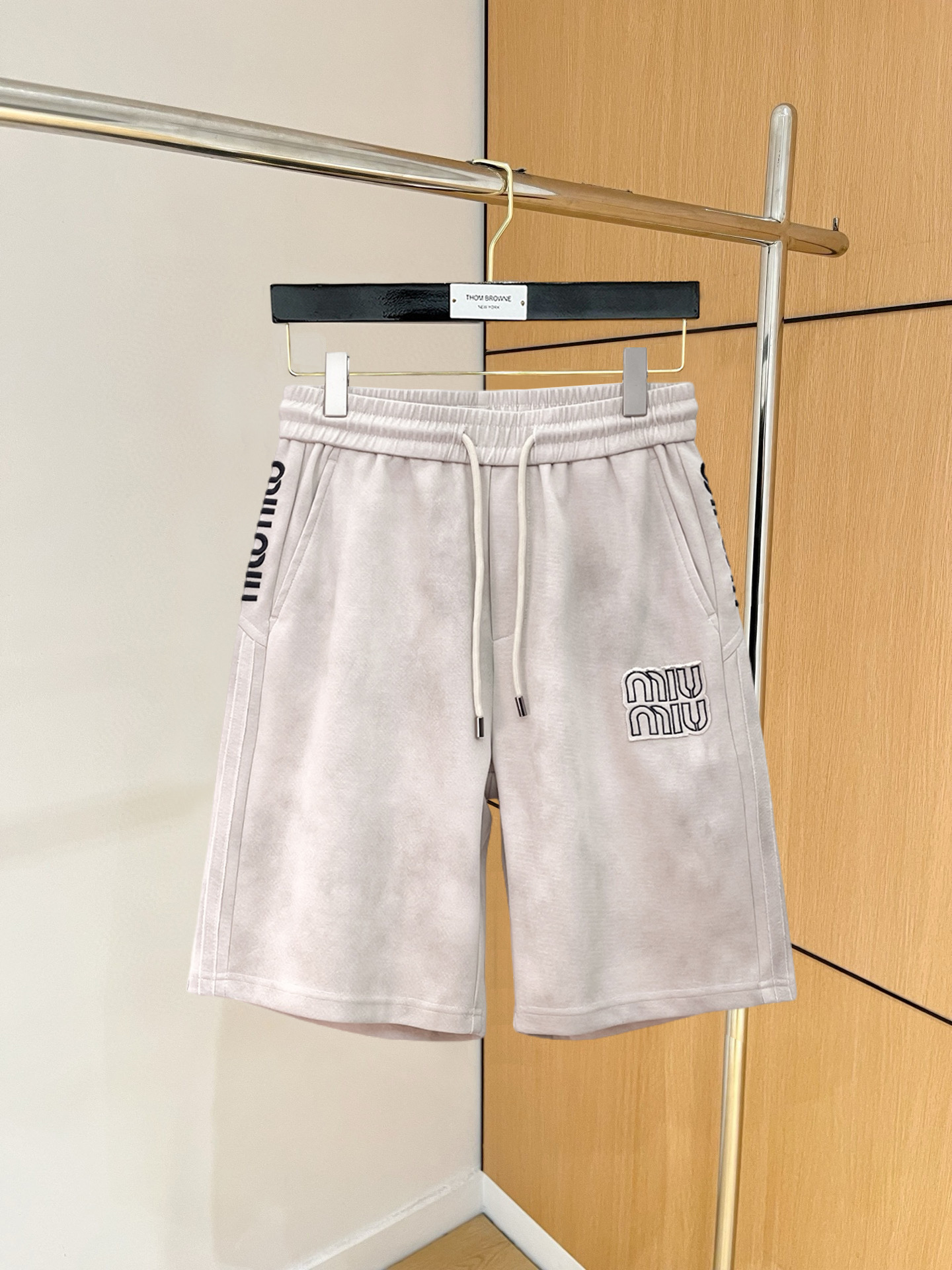 NO:846714,miumiu 2026 summer new original counter casual shorts, luxury classic brand original LOGO accessories, counter best-selling style, very comfortable to wear, low-key yet luxurious, very classy to wear. Needless to say, the style and tailoring of the pants. The upper body is exquisite and high-end, first-class and top-quality materials. Really palace-level casual pants. The cotton of Turkey is of outstanding quality. After heavy washing, the pants are very soft!  Don't be picky, the upper body is absolutely stylish and extremely luxurious. Please quote your height and weight when ordering sizes M-3XL.,,miumiu,shorts,19860909miumiu 2026夏季新款原单专柜休闲短裤,奢华经典品牌原版LOGO配饰 专柜热销款 身穿着非常舒适 低调不失奢华 穿出去非常有档次 裤型款式和裁剪亦无需多言 上身精致跃然高档一等一顶级质料 真正殿堂级的休闲裤 选用土耳其的棉花品质卓然,经过重水洗使得裤子很柔软！不挑人 上身绝对的有型 极度奢华. 尺码M-3XL下单报身高体重.,,miumiu,shorts,,Men's clothing