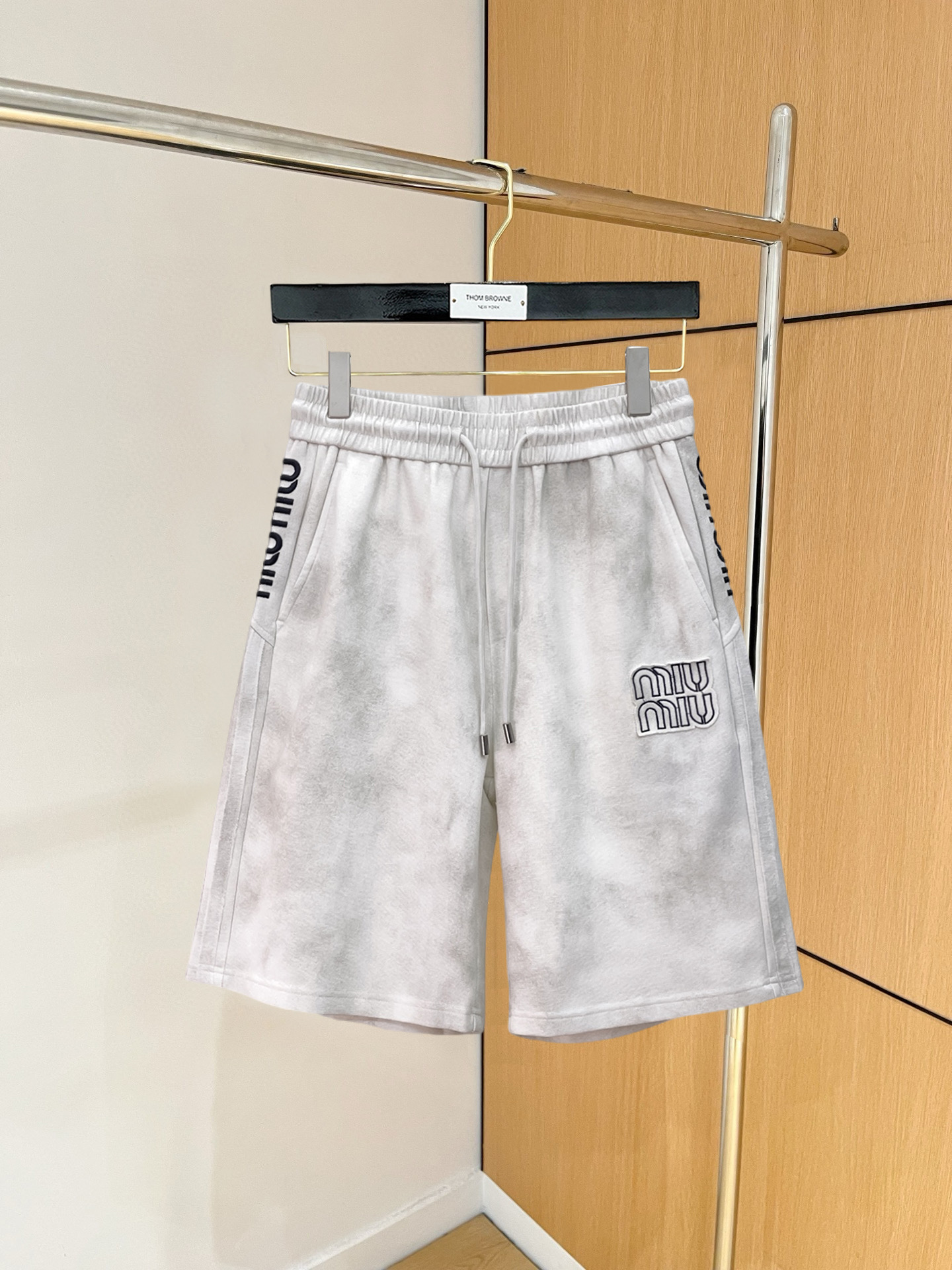 NO:846719,miumiu 2026 summer new original counter casual shorts, luxury classic brand original LOGO accessories, counter best-selling style, very comfortable to wear, low-key yet luxurious, very classy to wear. Needless to say, the style and tailoring of the pants. The upper body is exquisite and high-end, first-class and top-quality materials. Really palace-level casual pants. The cotton of Turkey is of outstanding quality. After heavy washing, the pants are very soft!  Don't be picky, the upper body is absolutely stylish and extremely luxurious. Please quote your height and weight when ordering sizes M-3XL.,,miumiu,shorts,19860909miumiu 2026夏季新款原单专柜休闲短裤,奢华经典品牌原版LOGO配饰 专柜热销款 身穿着非常舒适 低调不失奢华 穿出去非常有档次 裤型款式和裁剪亦无需多言 上身精致跃然高档一等一顶级质料 真正殿堂级的休闲裤 选用土耳其的棉花品质卓然,经过重水洗使得裤子很柔软！不挑人 上身绝对的有型 极度奢华. 尺码M-3XL下单报身高体重.,,miumiu,shorts,,Men's clothing