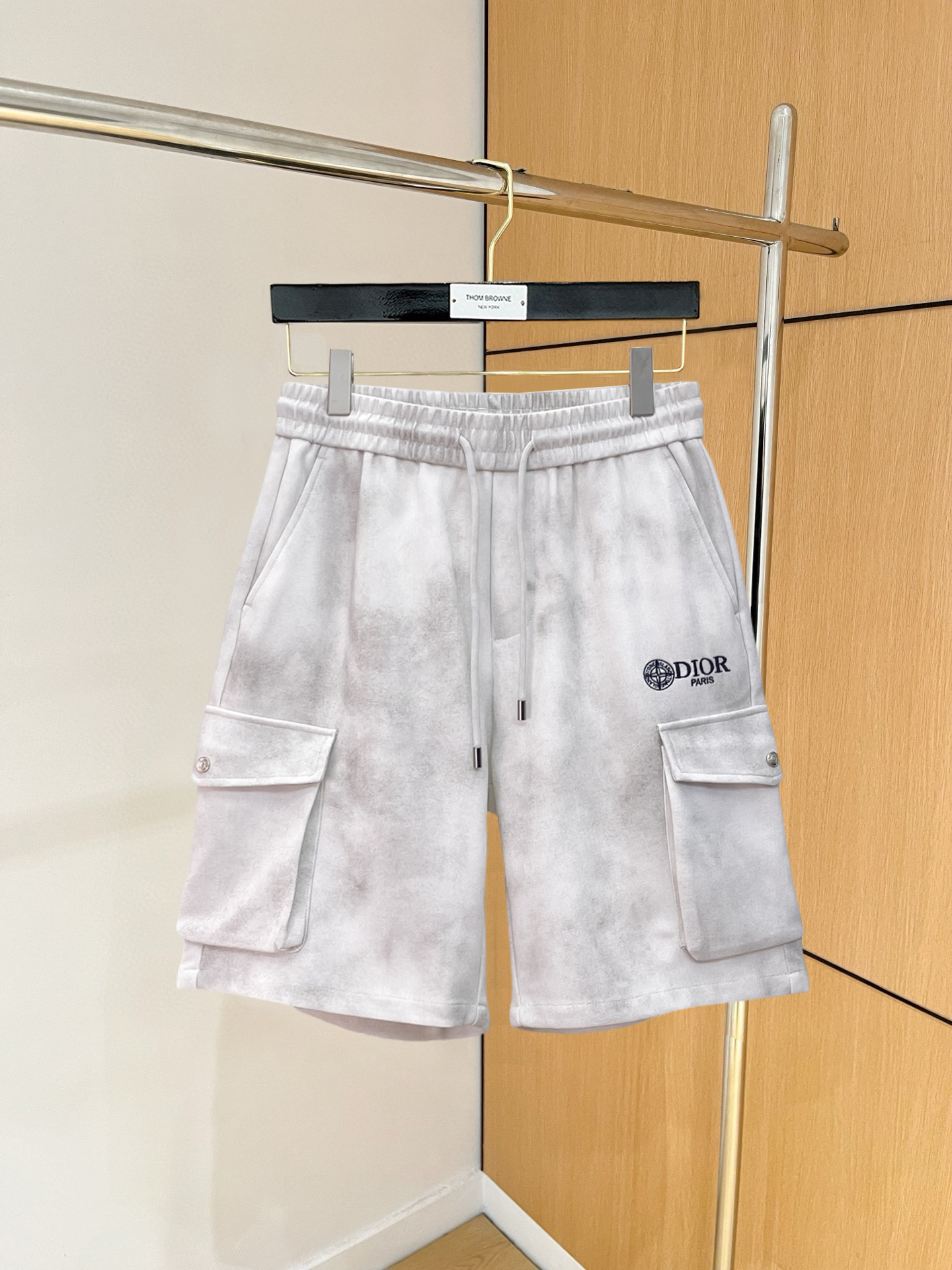 NO:846691,Dior's new 2026 summer original counter casual shorts, luxury classic brand original LOGO accessories, counter best-selling style, very comfortable to wear, low-key yet luxurious, very classy to wear. Needless to say the trousers style and tailoring, the upper body is exquisite and high-end, first-class and top-quality materials. Really palace-level casual pants. The cotton of Turkey is selected for its outstanding quality. After heavy washing, the pants are very soft!  Don't be picky. The upper body is absolutely stylish and extremely luxurious. Please state your height and weight when placing an order for sizes M-3XL.,,dior,shorts,19860909迪奥 2026夏季新款原单专柜休闲短裤,奢华经典品牌原版LOGO配饰 专柜热销款 身穿着非常舒适 低调不失奢华 穿出去非常有档次 裤型款式和裁剪亦无需多言 上身精致跃然高档一等一顶级质料 真正殿堂级的休闲裤 选用土耳其的棉花品质卓然,经过重水洗使得裤子很柔软！不挑人 上身绝对的有型 极度奢华. 尺码M-3XL下单报身高体重.,,dior,shorts,,Men's clothing