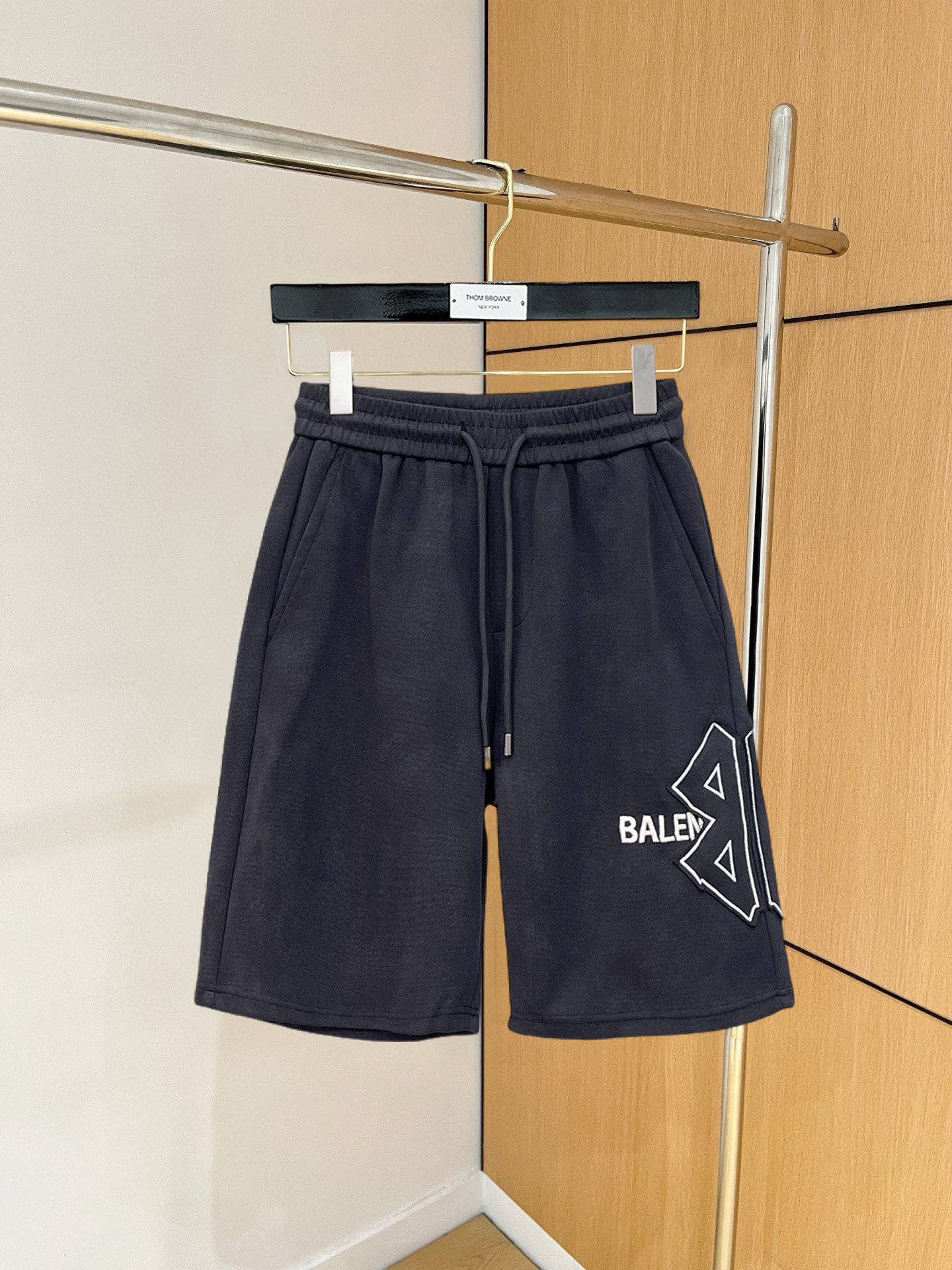 NO:846694,Balenciaga 2026 summer new original counter casual shorts, luxury classic brand original LOGO accessories, counter best-selling style. Very comfortable to wear, low-key yet luxurious, very classy to wear. Needless to say the trousers style and tailoring. The upper body is exquisite and high-end, first-class and top-quality materials. Really palace-level casual pants. The cotton of Turkey is selected for its outstanding quality. After heavy washing, the pants are very soft!  Don't be picky. The upper body is absolutely stylish and extremely luxurious. Please state your height and weight when ordering sizes M-3XL.,,balenciaga,shorts,19860909巴黎世家 2026夏季新款原单专柜休闲短裤,奢华经典品牌原版LOGO配饰 专柜热销款 身穿着非常舒适 低调不失奢华 穿出去非常有档次 裤型款式和裁剪亦无需多言 上身精致跃然高档一等一顶级质料 真正殿堂级的休闲裤 选用土耳其的棉花品质卓然,经过重水洗使得裤子很柔软！不挑人 上身绝对的有型 极度奢华. 尺码M-3XL下单报身高体重.,,balenciaga,shorts,,Men's clothing
