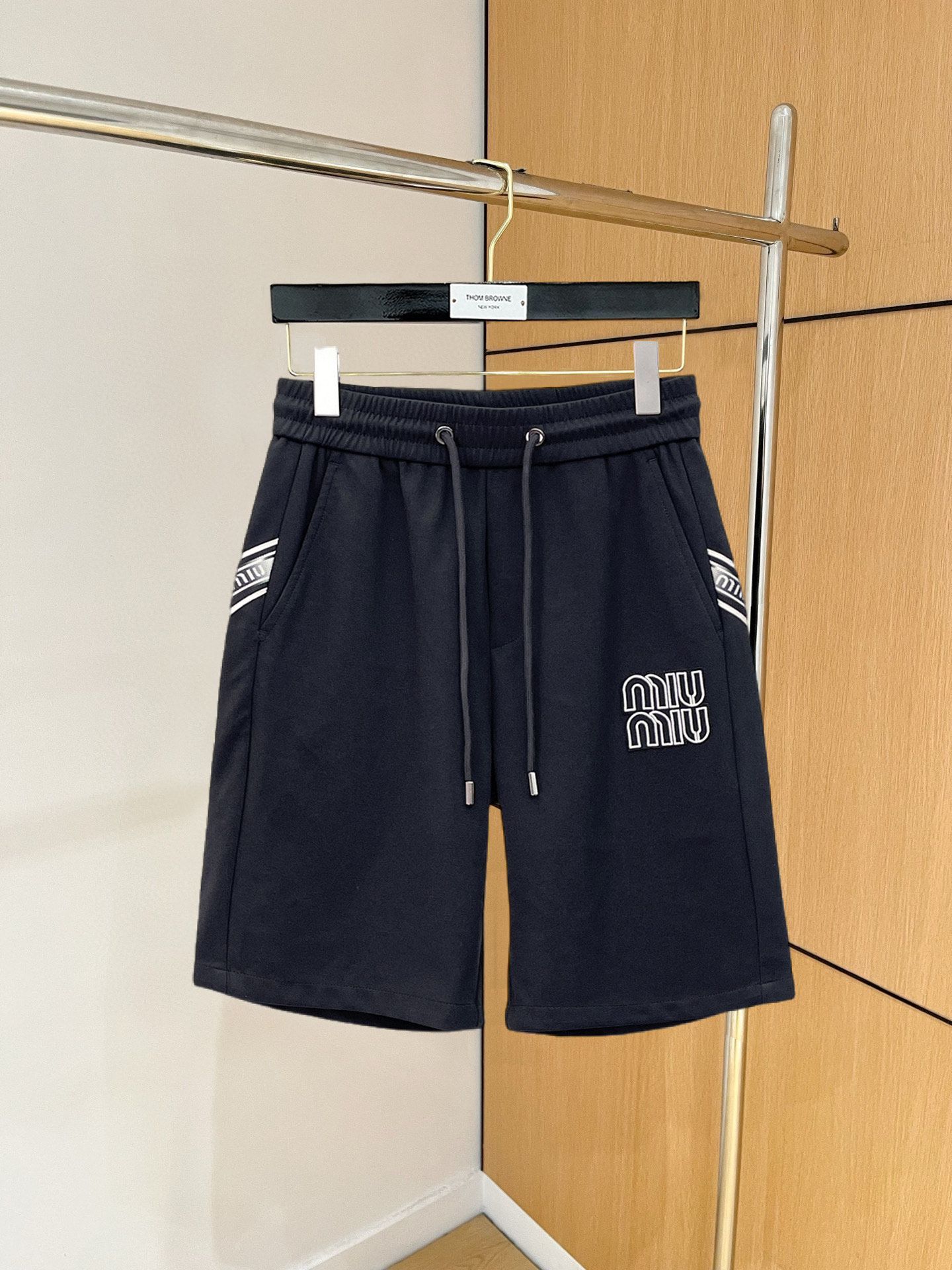 NO:846734,miumiu 2026 summer new original counter casual shorts, luxury classic brand original LOGO accessories, counter best-selling style, very comfortable to wear, low-key yet luxurious, very classy to wear. Needless to say, the style and tailoring of the pants. The upper body is exquisite and high-end, first-class and top-quality materials. Really palace-level casual pants. The cotton of Turkey is of outstanding quality. After heavy washing, the pants are very soft!  Don't be picky, the upper body is absolutely stylish and extremely luxurious. Please quote your height and weight when ordering sizes M-3XL.,,miumiu,shorts,19860909miumiu 2026夏季新款原单专柜休闲短裤,奢华经典品牌原版LOGO配饰 专柜热销款 身穿着非常舒适 低调不失奢华 穿出去非常有档次 裤型款式和裁剪亦无需多言 上身精致跃然高档一等一顶级质料 真正殿堂级的休闲裤 选用土耳其的棉花品质卓然,经过重水洗使得裤子很柔软！不挑人 上身绝对的有型 极度奢华. 尺码M-3XL下单报身高体重.,,miumiu,shorts,,Men's clothing