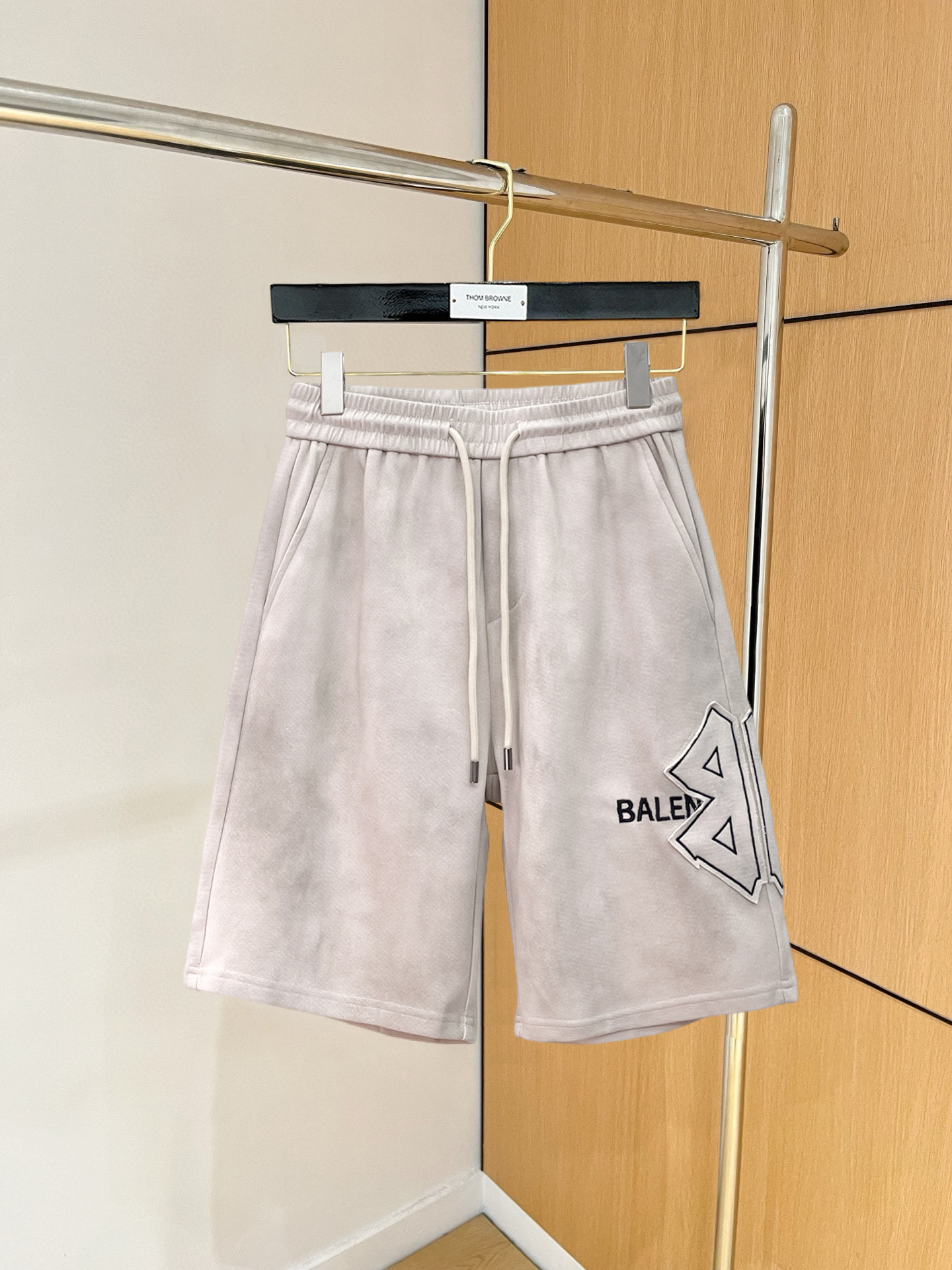 NO:846731,Balenciaga 2026 summer new original counter casual shorts, luxury classic brand original LOGO accessories, counter best-selling style. Very comfortable to wear, low-key yet luxurious, very classy to wear. Needless to say the trousers style and tailoring. The upper body is exquisite and high-end, first-class and top-quality materials. Really palace-level casual pants. The cotton of Turkey is selected for its outstanding quality. After heavy washing, the pants are very soft!  Don't be picky. The upper body is absolutely stylish and extremely luxurious. Please state your height and weight when ordering sizes M-3XL.,,balenciaga,shorts,19860909巴黎世家 2026夏季新款原单专柜休闲短裤,奢华经典品牌原版LOGO配饰 专柜热销款 身穿着非常舒适 低调不失奢华 穿出去非常有档次 裤型款式和裁剪亦无需多言 上身精致跃然高档一等一顶级质料 真正殿堂级的休闲裤 选用土耳其的棉花品质卓然,经过重水洗使得裤子很柔软！不挑人 上身绝对的有型 极度奢华. 尺码M-3XL下单报身高体重.,,balenciaga,shorts,,Men's clothing
