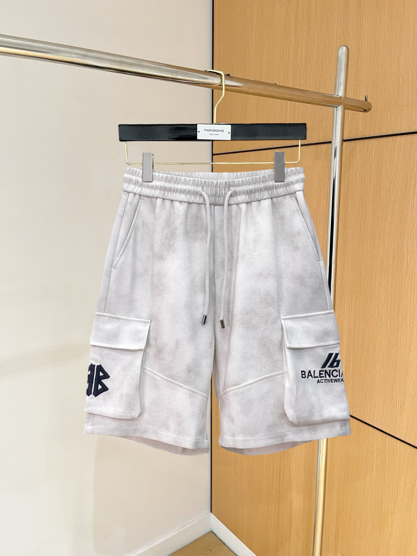 NO:846711,Balenciaga 2026 summer new original counter casual shorts, luxury classic brand original LOGO accessories, counter best-selling style. Very comfortable to wear, low-key yet luxurious, very classy to wear. Needless to say the trousers style and tailoring. The upper body is exquisite and high-end, first-class and top-quality materials. Really palace-level casual pants. The cotton of Turkey is selected for its outstanding quality. After heavy washing, the pants are very soft!  Don't be picky. The upper body is absolutely stylish and extremely luxurious. Please state your height and weight when ordering sizes M-3XL.,,balenciaga,shorts,19860909巴黎世家 2026夏季新款原单专柜休闲短裤,奢华经典品牌原版LOGO配饰 专柜热销款 身穿着非常舒适 低调不失奢华 穿出去非常有档次 裤型款式和裁剪亦无需多言 上身精致跃然高档一等一顶级质料 真正殿堂级的休闲裤 选用土耳其的棉花品质卓然,经过重水洗使得裤子很柔软！不挑人 上身绝对的有型 极度奢华. 尺码M-3XL下单报身高体重.,,balenciaga,shorts,,Men's clothing