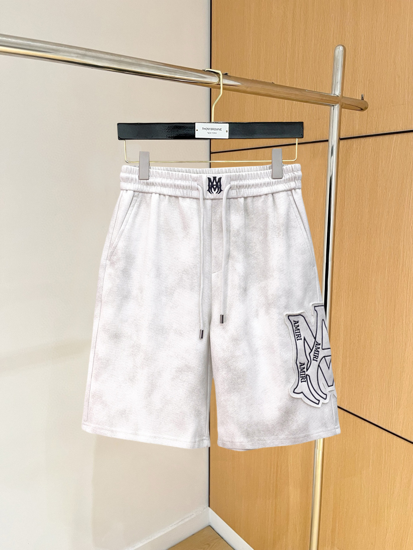 NO:846697,Amiri's new 2026 summer original counter casual shorts, luxury classic brand original LOGO accessories, counter best-selling style, very comfortable to wear, low-key yet luxurious, very classy to wear. Needless to say the trousers style and tailoring, the upper body is exquisite and high-end, first-class and top-quality materials. Really palace-level casual pants. The cotton of Turkey is selected for its outstanding quality. After heavy washing, the pants are very soft!  Don't be picky. The upper body is absolutely stylish and extremely luxurious. Please state your height and weight when placing an order for sizes M-3XL.,,shorts,19860909阿米里 2026夏季新款原单专柜休闲短裤,奢华经典品牌原版LOGO配饰 专柜热销款 身穿着非常舒适 低调不失奢华 穿出去非常有档次 裤型款式和裁剪亦无需多言 上身精致跃然高档一等一顶级质料 真正殿堂级的休闲裤 选用土耳其的棉花品质卓然,经过重水洗使得裤子很柔软！不挑人 上身绝对的有型 极度奢华. 尺码M-3XL下单报身高体重.,,shorts,,Men's clothing
