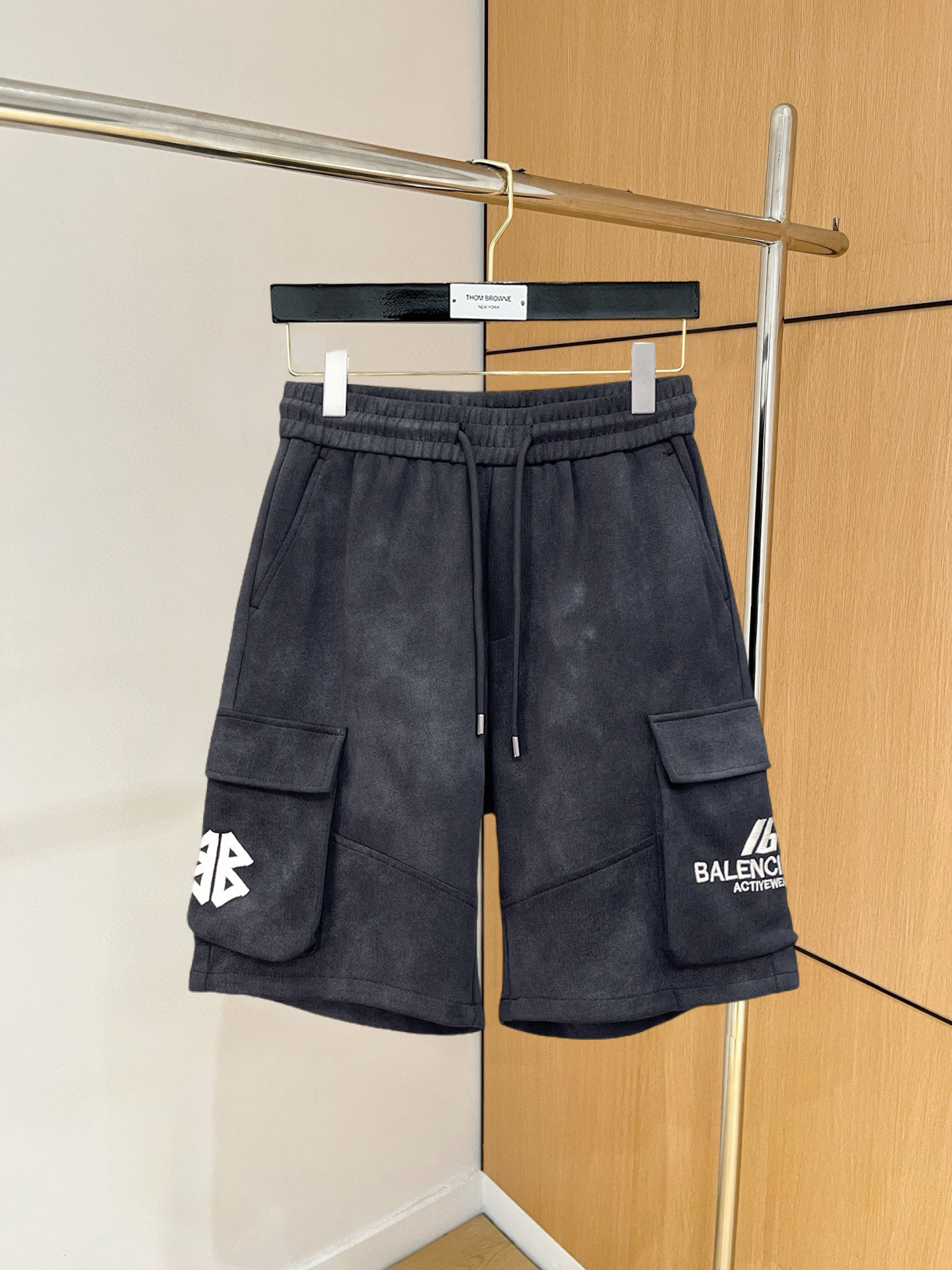 NO:846700,Balenciaga 2026 summer new original counter casual shorts, luxury classic brand original LOGO accessories, counter best-selling style. Very comfortable to wear, low-key yet luxurious, very classy to wear. Needless to say the trousers style and tailoring. The upper body is exquisite and high-end, first-class and top-quality materials. Really palace-level casual pants. The cotton of Turkey is selected for its outstanding quality. After heavy washing, the pants are very soft!  Don't be picky. The upper body is absolutely stylish and extremely luxurious. Please state your height and weight when ordering sizes M-3XL.,,balenciaga,shorts,19860909巴黎世家 2026夏季新款原单专柜休闲短裤,奢华经典品牌原版LOGO配饰 专柜热销款 身穿着非常舒适 低调不失奢华 穿出去非常有档次 裤型款式和裁剪亦无需多言 上身精致跃然高档一等一顶级质料 真正殿堂级的休闲裤 选用土耳其的棉花品质卓然,经过重水洗使得裤子很柔软！不挑人 上身绝对的有型 极度奢华. 尺码M-3XL下单报身高体重.,,balenciaga,shorts,,Men's clothing