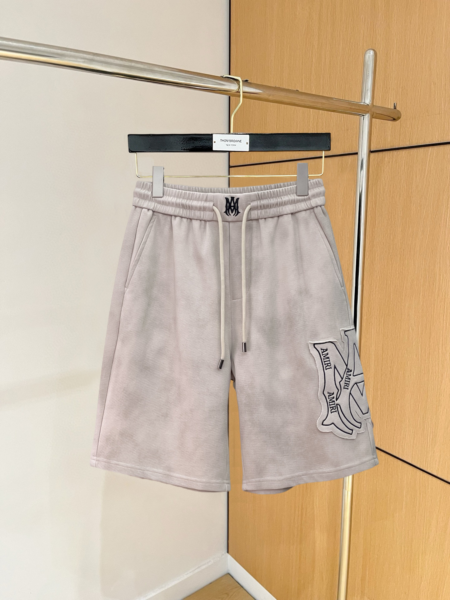 NO:846702,Amiri's new 2026 summer original counter casual shorts, luxury classic brand original LOGO accessories, counter best-selling style, very comfortable to wear, low-key yet luxurious, very classy to wear. Needless to say the trousers style and tailoring, the upper body is exquisite and high-end, first-class and top-quality materials. Really palace-level casual pants. The cotton of Turkey is selected for its outstanding quality. After heavy washing, the pants are very soft!  Don't be picky. The upper body is absolutely stylish and extremely luxurious. Please state your height and weight when placing an order for sizes M-3XL.,,shorts,19860909阿米里 2026夏季新款原单专柜休闲短裤,奢华经典品牌原版LOGO配饰 专柜热销款 身穿着非常舒适 低调不失奢华 穿出去非常有档次 裤型款式和裁剪亦无需多言 上身精致跃然高档一等一顶级质料 真正殿堂级的休闲裤 选用土耳其的棉花品质卓然,经过重水洗使得裤子很柔软！不挑人 上身绝对的有型 极度奢华. 尺码M-3XL下单报身高体重.,,shorts,,Men's clothing