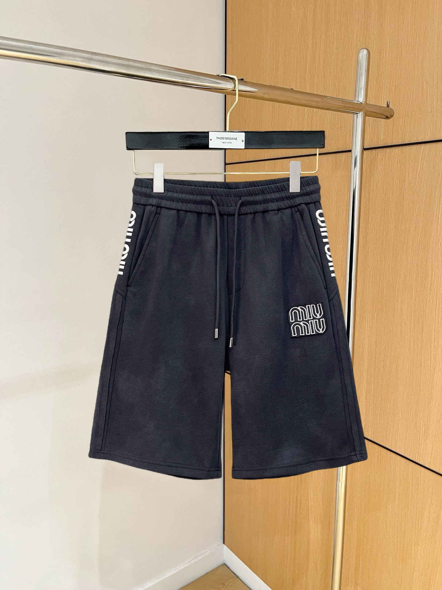 NO:846705,miumiu 2026 summer new original counter casual shorts, luxury classic brand original LOGO accessories, counter best-selling style, very comfortable to wear, low-key yet luxurious, very classy to wear. Needless to say, the style and tailoring of the pants. The upper body is exquisite and high-end, first-class and top-quality materials. Really palace-level casual pants. The cotton of Turkey is of outstanding quality. After heavy washing, the pants are very soft!  Don't be picky, the upper body is absolutely stylish and extremely luxurious. Please quote your height and weight when ordering sizes M-3XL.,,miumiu,shorts,19860909miumiu 2026夏季新款原单专柜休闲短裤,奢华经典品牌原版LOGO配饰 专柜热销款 身穿着非常舒适 低调不失奢华 穿出去非常有档次 裤型款式和裁剪亦无需多言 上身精致跃然高档一等一顶级质料 真正殿堂级的休闲裤 选用土耳其的棉花品质卓然,经过重水洗使得裤子很柔软！不挑人 上身绝对的有型 极度奢华. 尺码M-3XL下单报身高体重.,,miumiu,shorts,,Men's clothing
