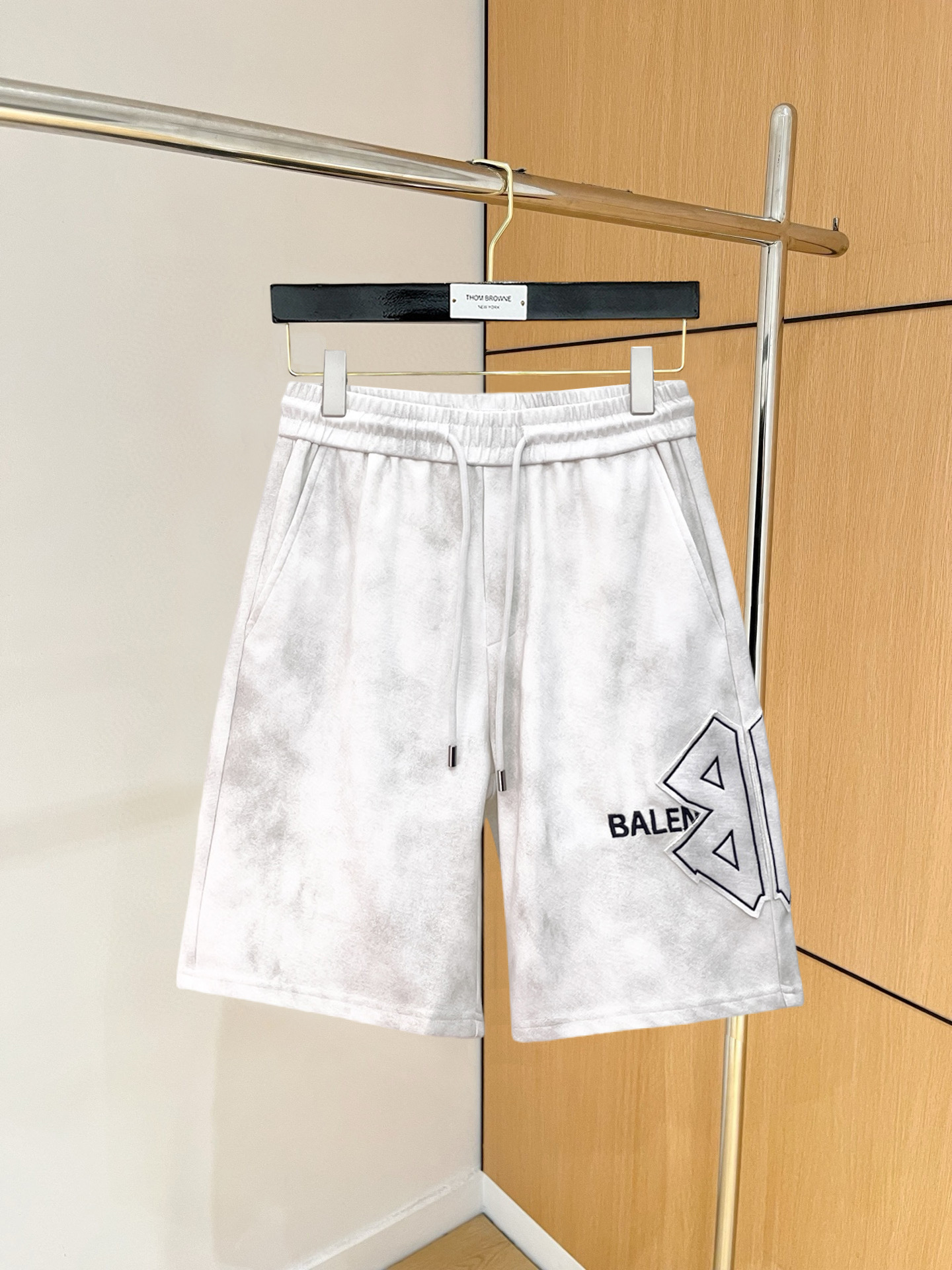 NO:846736,Balenciaga 2026 summer new original counter casual shorts, luxury classic brand original LOGO accessories, counter best-selling style. Very comfortable to wear, low-key yet luxurious, very classy to wear. Needless to say the trousers style and tailoring. The upper body is exquisite and high-end, first-class and top-quality materials. Really palace-level casual pants. The cotton of Turkey is selected for its outstanding quality. After heavy washing, the pants are very soft!  Don't be picky. The upper body is absolutely stylish and extremely luxurious. Please state your height and weight when ordering sizes M-3XL.,,balenciaga,shorts,19860909巴黎世家 2026夏季新款原单专柜休闲短裤,奢华经典品牌原版LOGO配饰 专柜热销款 身穿着非常舒适 低调不失奢华 穿出去非常有档次 裤型款式和裁剪亦无需多言 上身精致跃然高档一等一顶级质料 真正殿堂级的休闲裤 选用土耳其的棉花品质卓然,经过重水洗使得裤子很柔软！不挑人 上身绝对的有型 极度奢华. 尺码M-3XL下单报身高体重.,,balenciaga,shorts,,Men's clothing