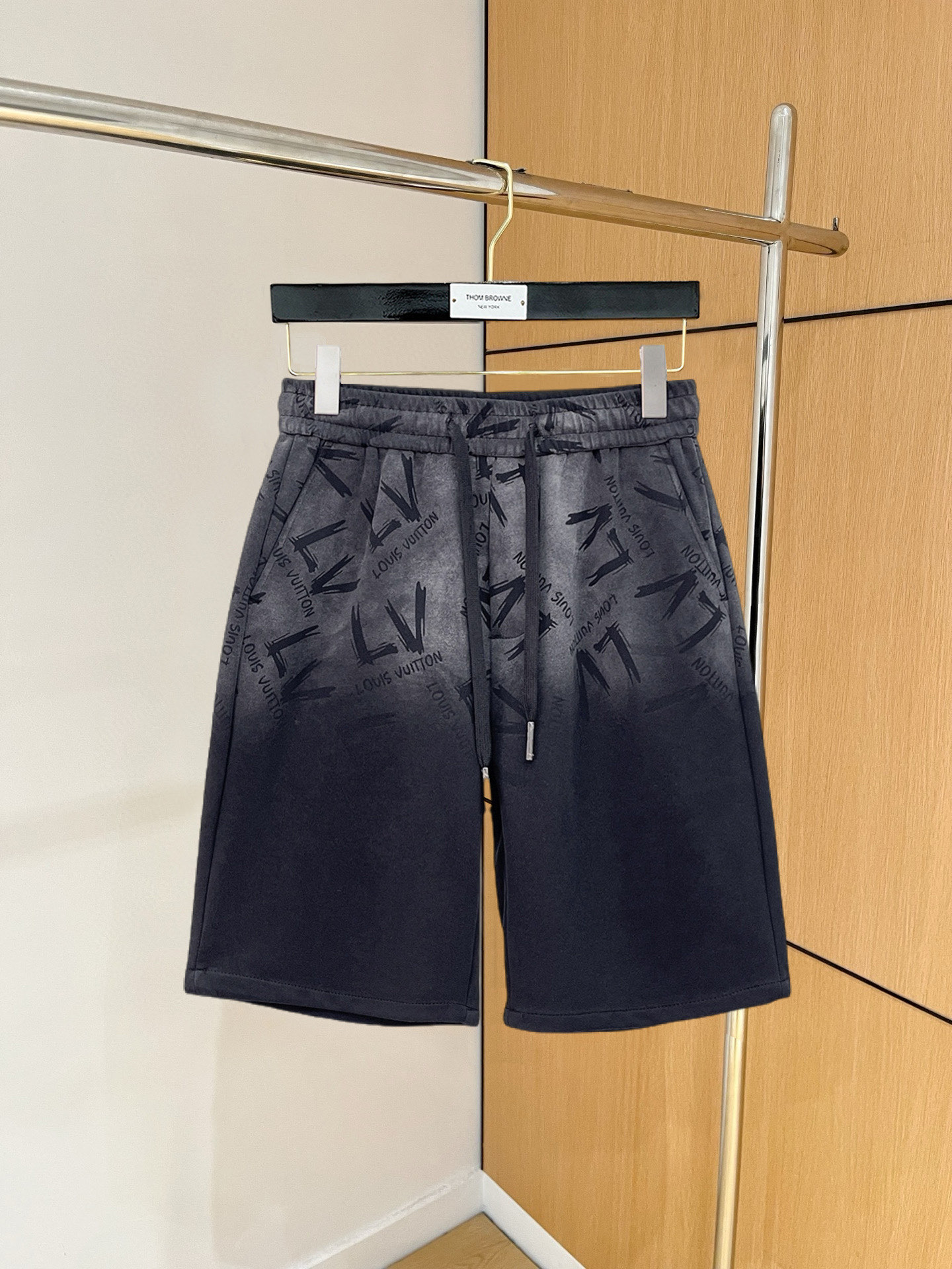 NO:846708,LV 2026 summer new original counter casual shorts, luxury classic brand original LOGO accessories, counter best-selling style, very comfortable to wear, low-key yet luxurious, very classy to wear. Needless to say the trousers style and tailoring, the upper body is exquisite and high-end, first-class and top-quality materials. Really palace-level casual pants. The cotton of Turkey is selected for its outstanding quality. After heavy washing, the pants are very soft!  Don't be picky. The upper body is absolutely stylish and extremely luxurious. Please quote your height and weight when ordering sizes M-3XL.,,louis vuitton,shorts,19860909LV 2026夏季新款原单专柜休闲短裤,奢华经典品牌原版LOGO配饰 专柜热销款 身穿着非常舒适 低调不失奢华 穿出去非常有档次 裤型款式和裁剪亦无需多言 上身精致跃然高档一等一顶级质料 真正殿堂级的休闲裤 选用土耳其的棉花品质卓然,经过重水洗使得裤子很柔软！不挑人 上身绝对的有型 极度奢华. 尺码M-3XL下单报身高体重.,,louis vuitton,shorts,,Men's clothing